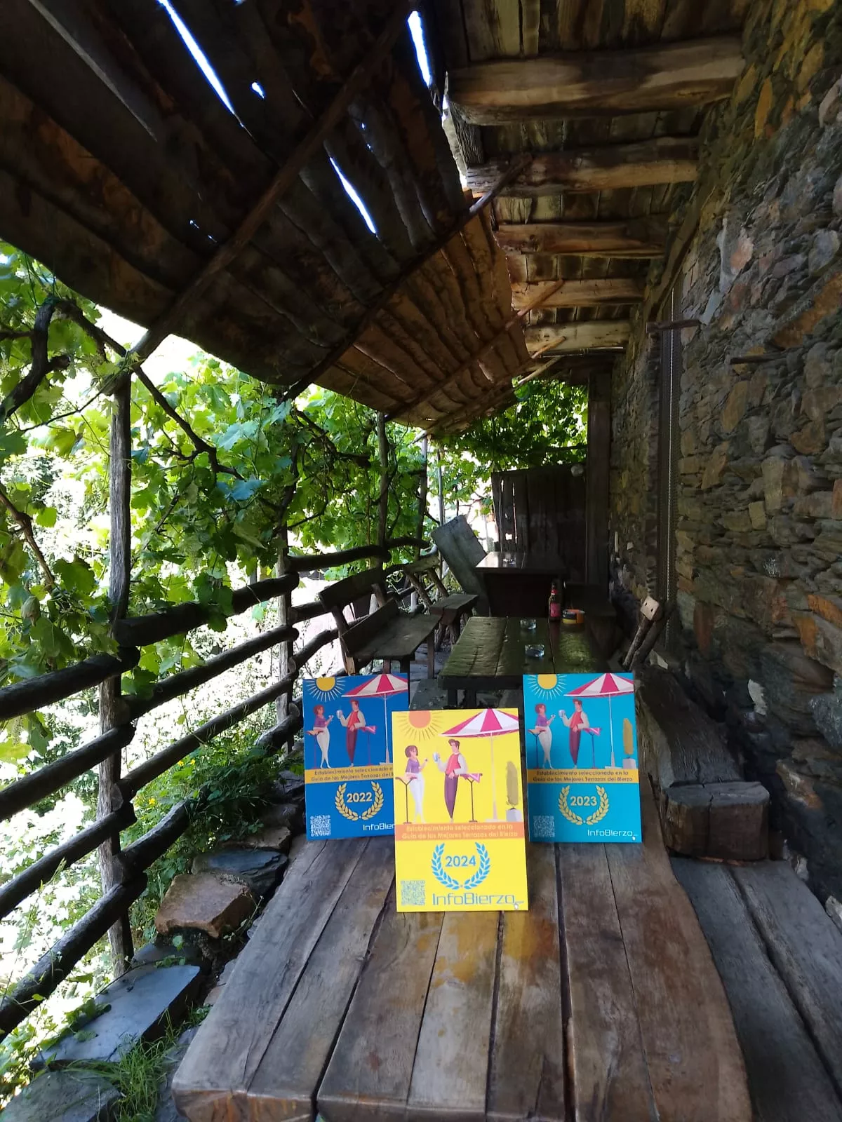 La placa en La Cantina de Montes de Valdueza