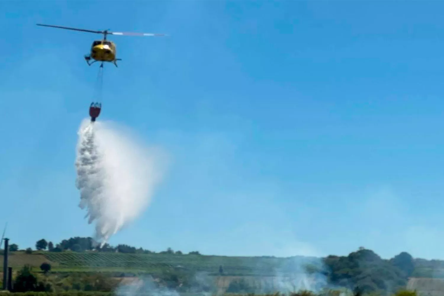 Helicóptero en un incendio en Quilós este martes
