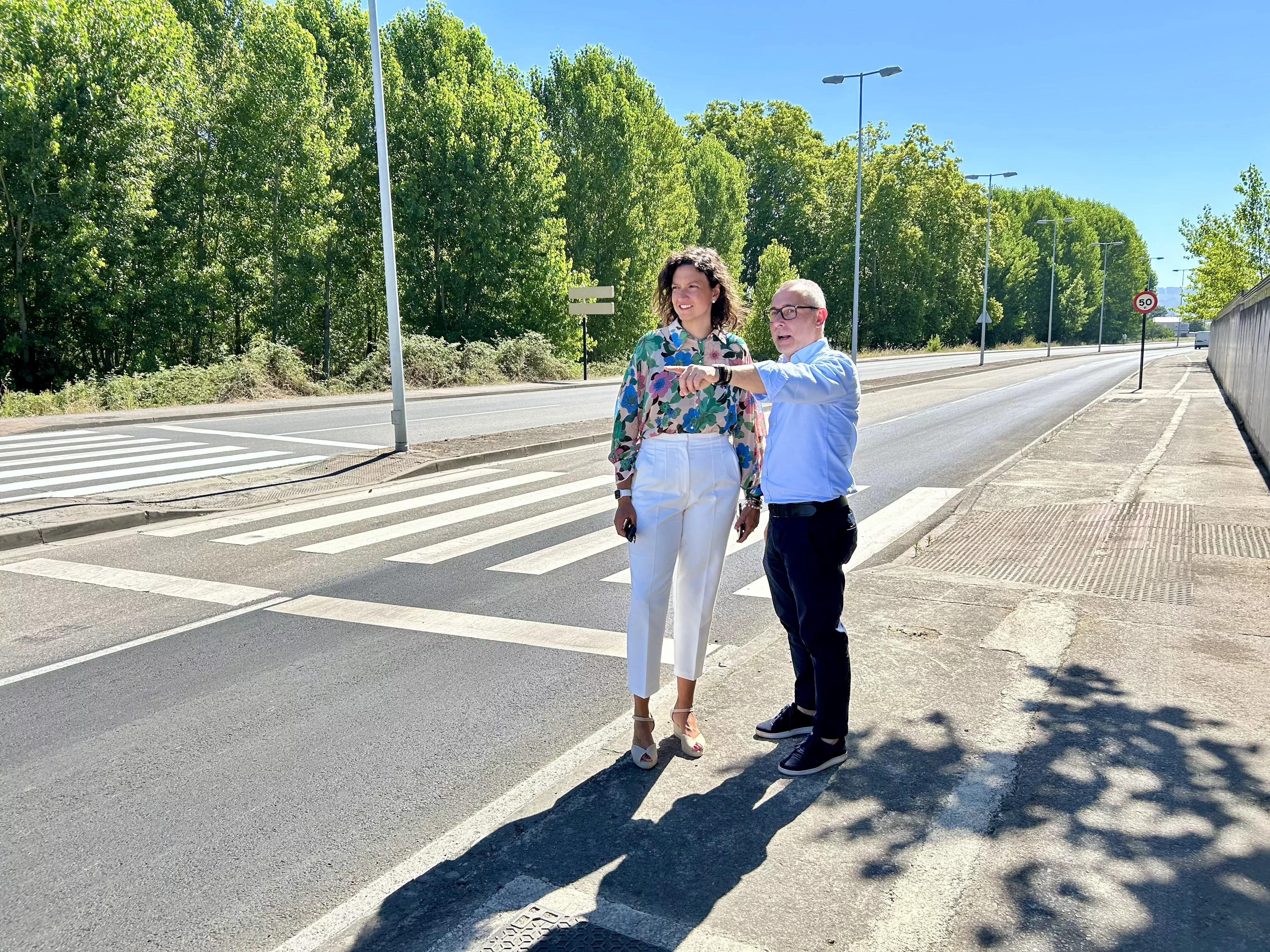 Lidia Coca y Carlos Cortina vistando la avenida de Milán tras las obras