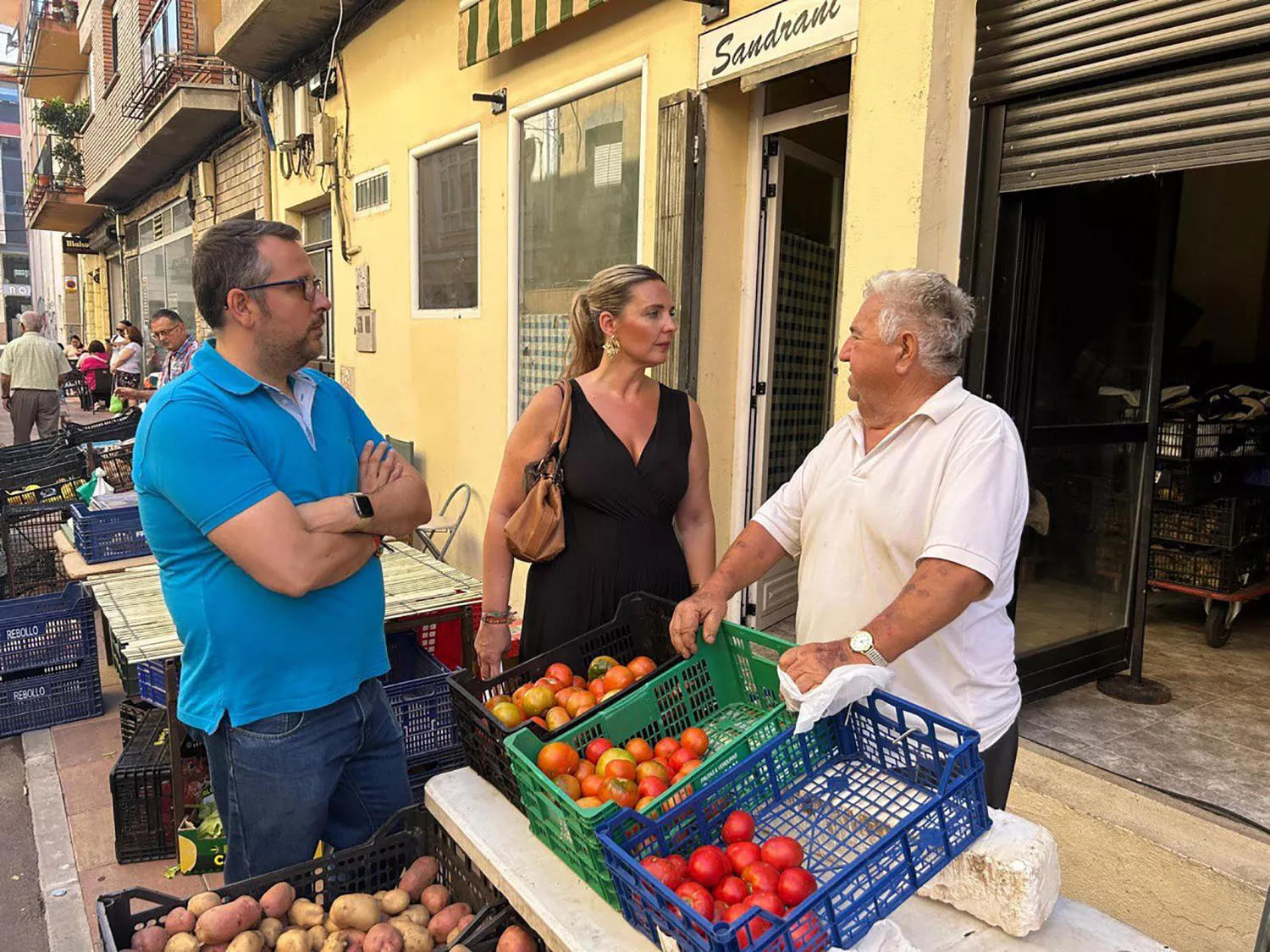 Imagen de los concejales del grupo Municipal Vox en el mercadillo municipal de Ponferrada