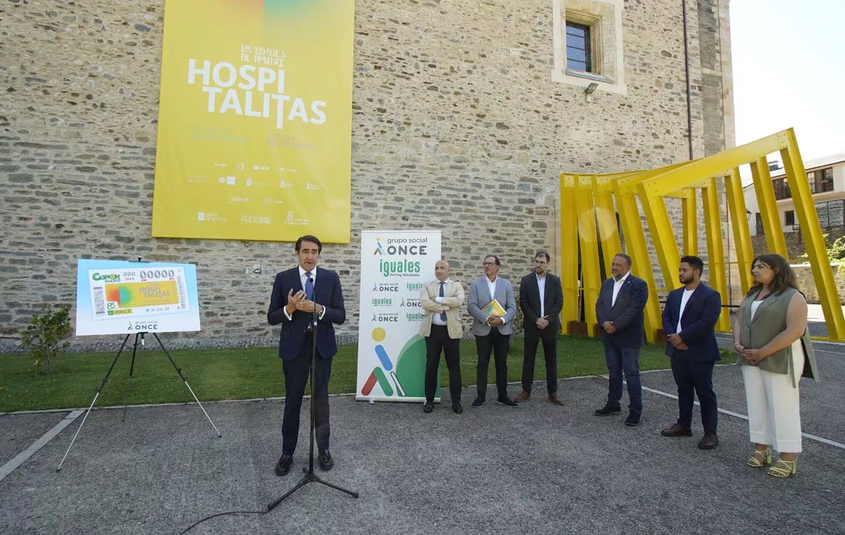 el consejero de Medio Ambiente, Vivienda y Ordenación del Territorio, Juan Carlos Suárez-Quiñones, presenta el cupón este miércoles