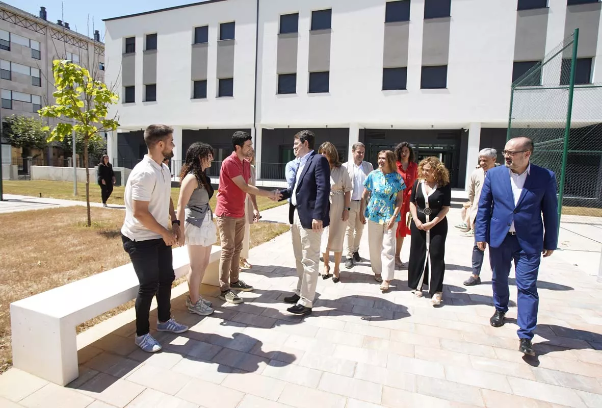 El presidente de la Junta de Castilla y León, Fernández Mañueco, junto al resto de autoridades visita el Colegio Mayor de Ponferrada este viernes