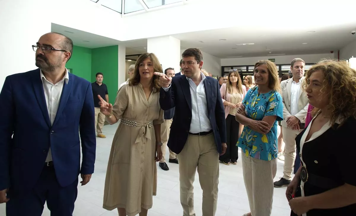 El alcalde de Ponferrada, Marco Morala, la rectora de la Universidad de León, Nuria González y el presidente de la Junta, Fernández Mañueco, durante la visita al Colegio Mayor