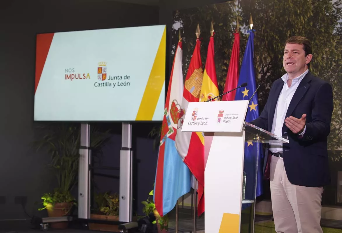 Fernández Mañueco durante su visita al Colegio Mayor de Ponferrada