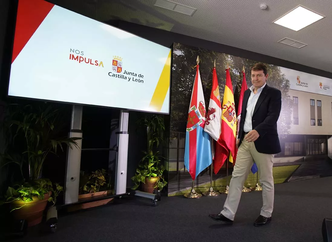  Fernández Mañueco durante su visita al Colegio Mayor