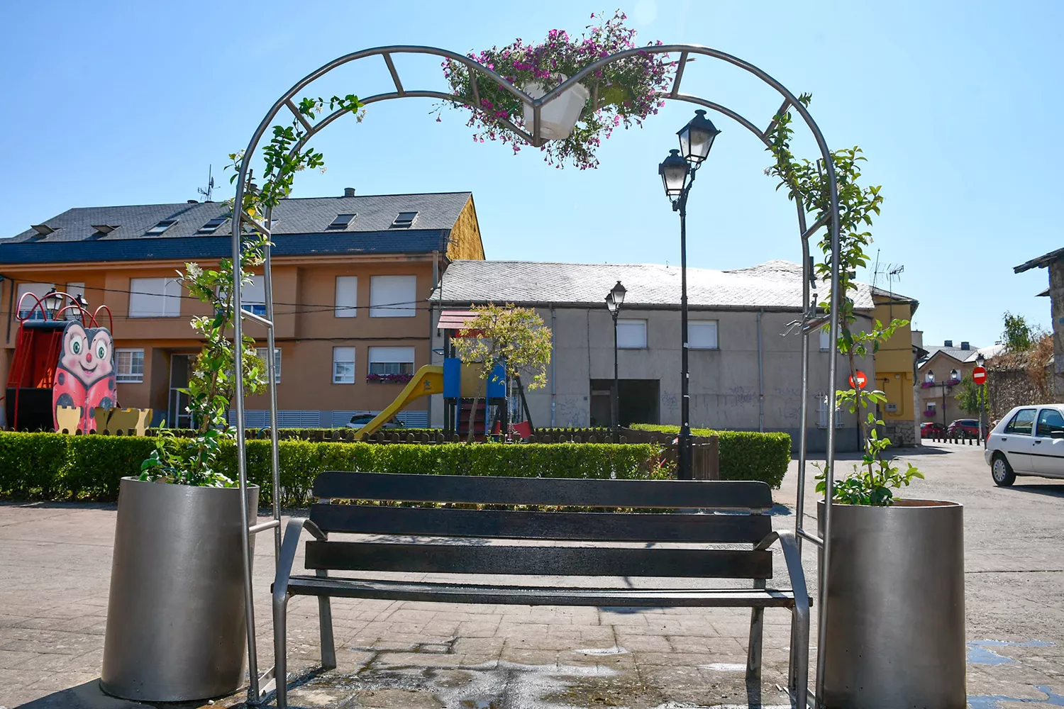 'Love is in the air', más concretamente en Santo Tomás de las Ollas que, desde este sábado, 27 de julio, cuenta con un banco del amor en uno de los miradores más característicos del Bierzo. 