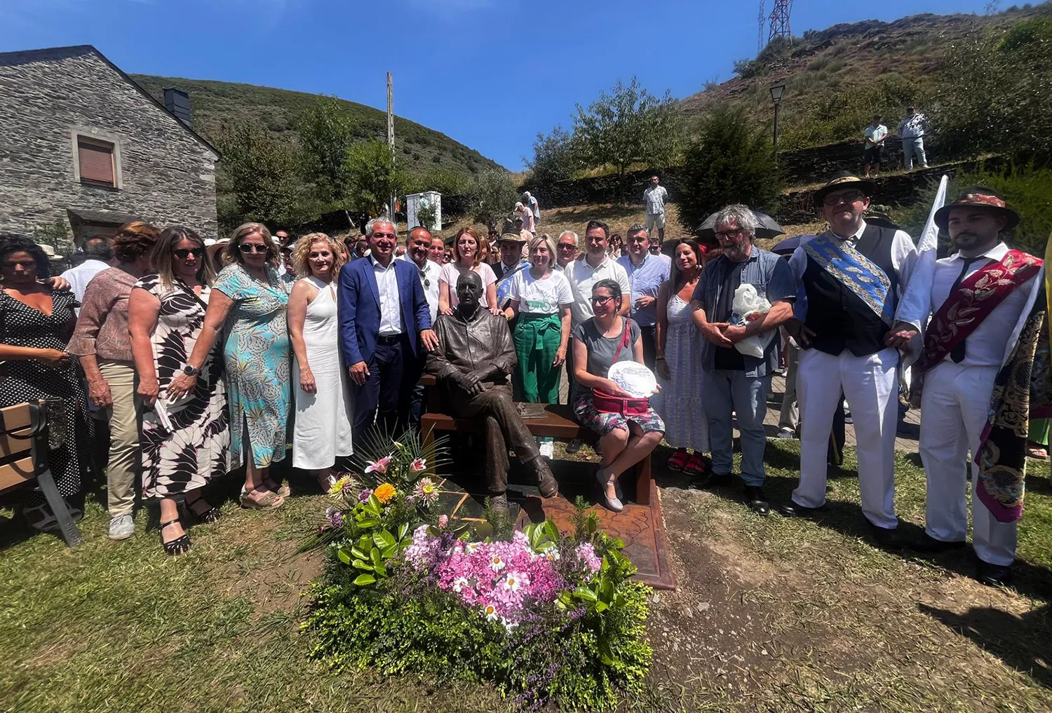 Peranzanes homenajea y nombra Hijo Predilecto a su alcalde fallecido Vicente Díaz