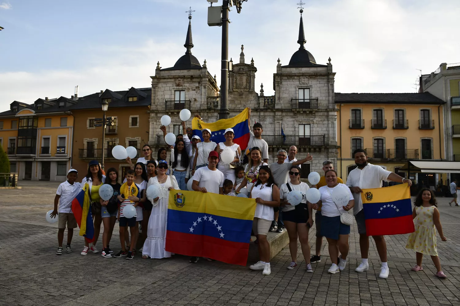 La comunidad venezolana se concentra en Ponferrada en apoyo a Edmundo González en las elecciones