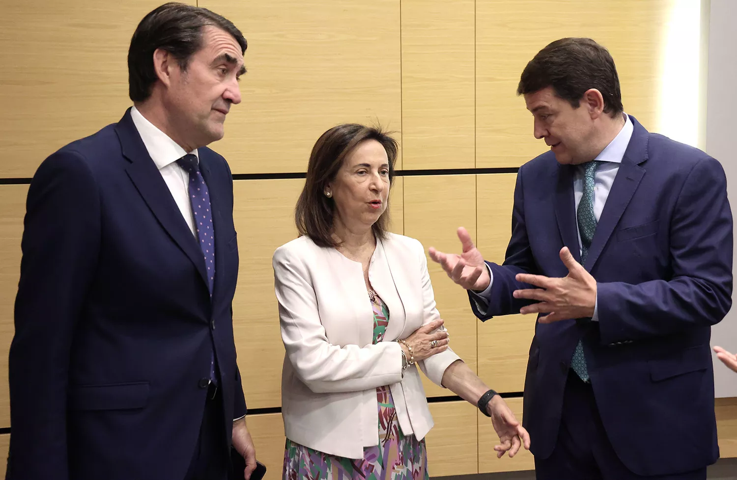 El presidente de la Junta, Alfonso Fernández Mañueco, y Juan Carlos Suárez Quiñones, consejero de Medio Ambiente, durante el encuentro de este lunes con la ministra de Defensa Margarita Robles