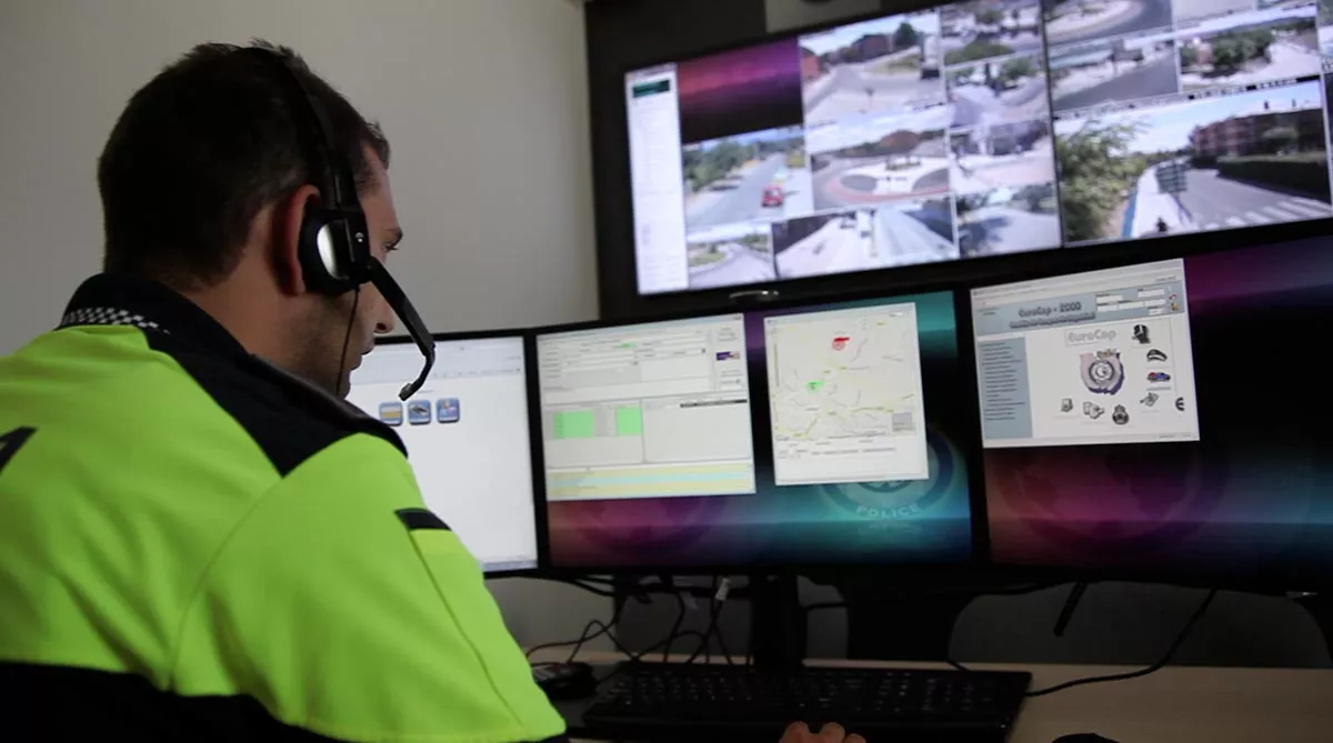 Policia vigilando cámaras de seguridad