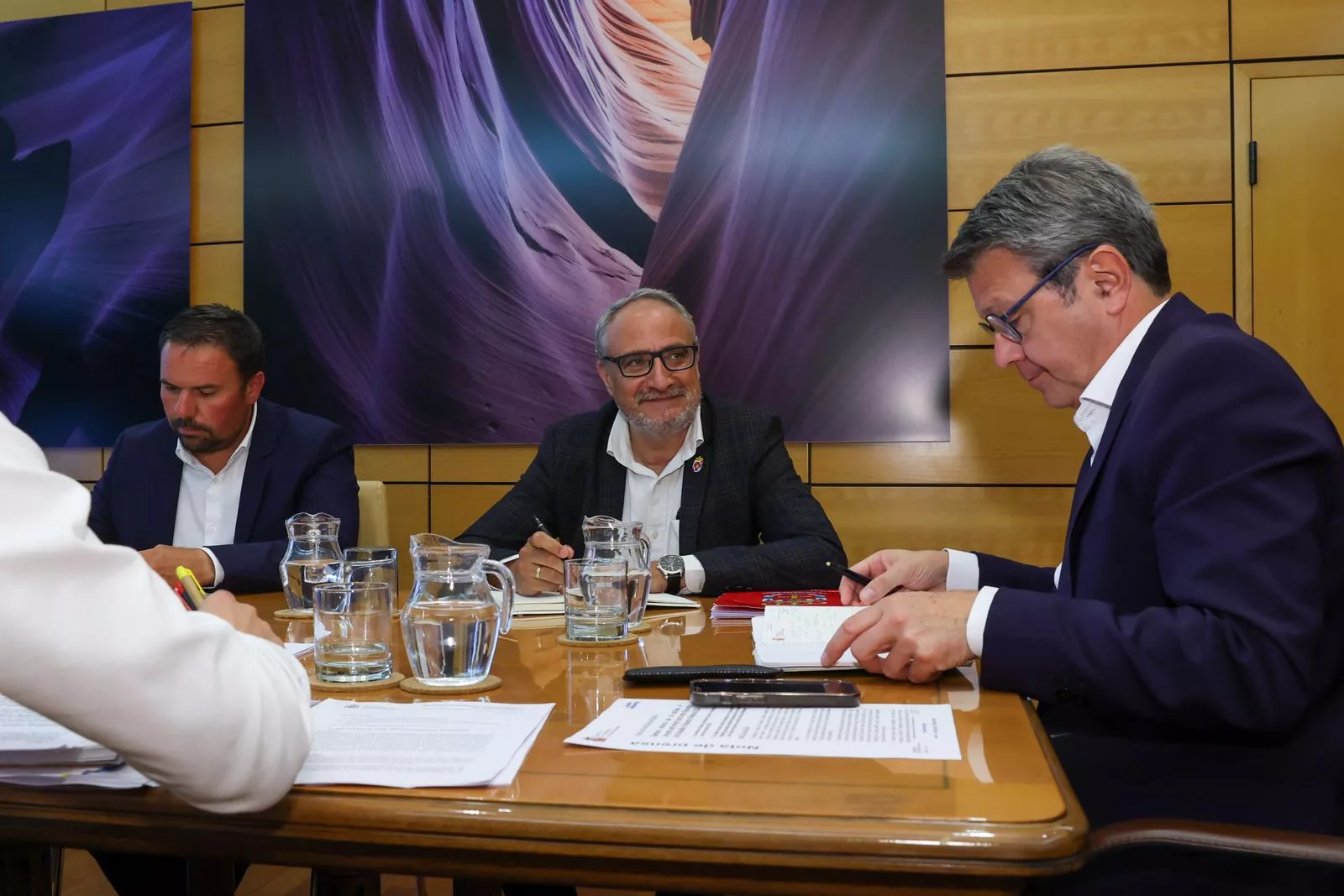 Reunión con el secretario de Estado de Transportes y Movilidad Sostenible, José Antonio Santano, el presidente del Consejo del Bierzo, Olegario Ramón Fernández y el consejero de Transportes, Luis Perales