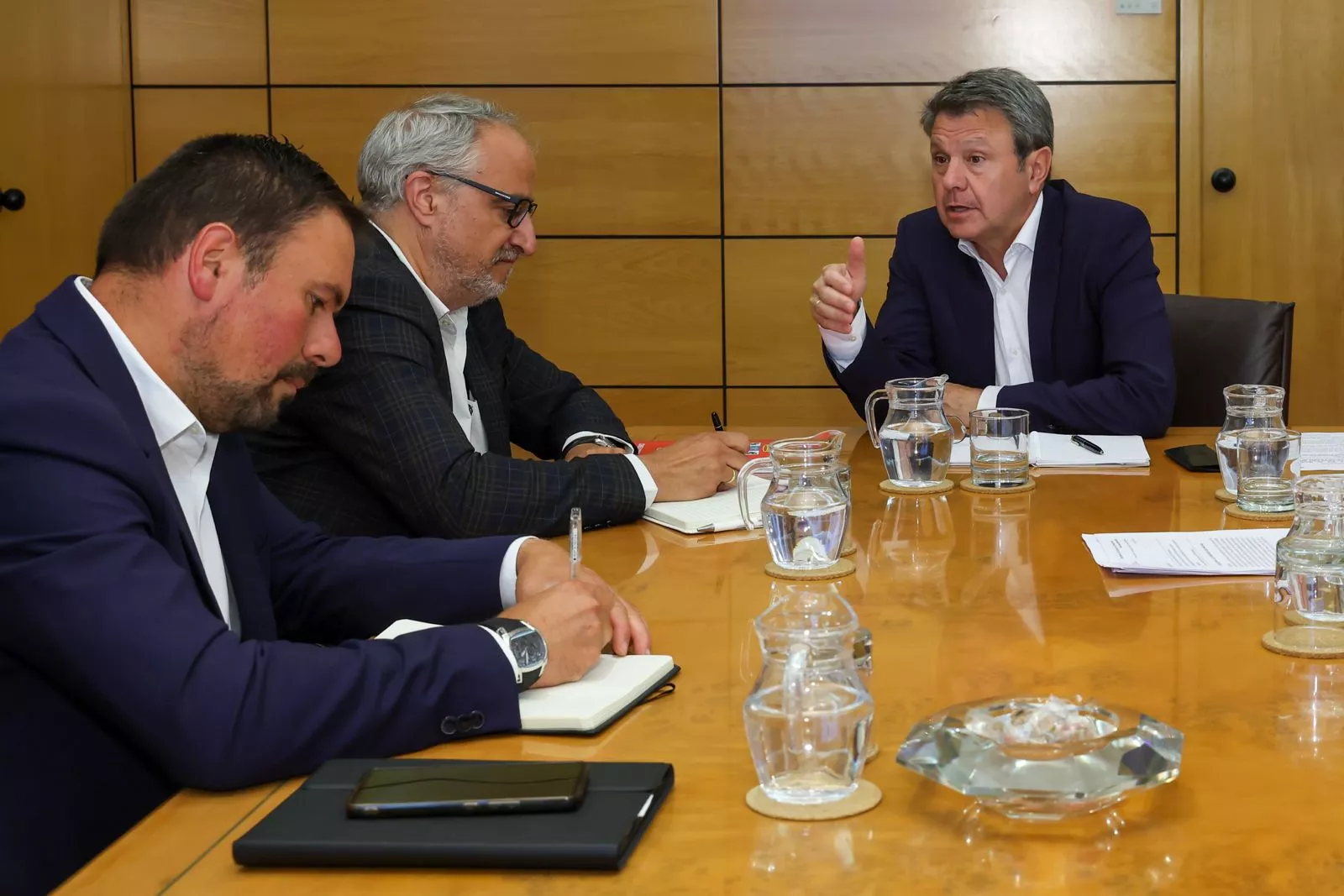 Reunión con el secretario de Estado de Transportes y Movilidad Sostenible, José Antonio Santano, el presidente del Consejo del Bierzo, Olegario Ramón Fernández y el consejero de Transportes, Luis Perales