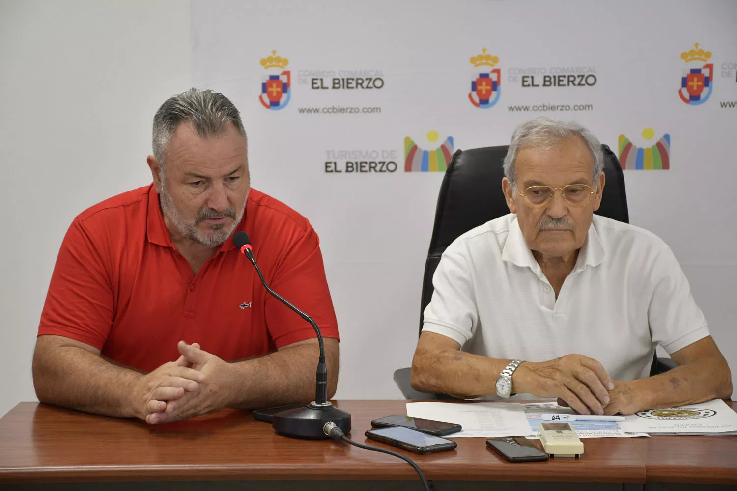 Premios de recuperación del mundo rural del Bierzo Prada. En la foto Eduardo Morán (i), alcalde de Camponaraya, y José Luis Prada (d), organizador de los premios. 