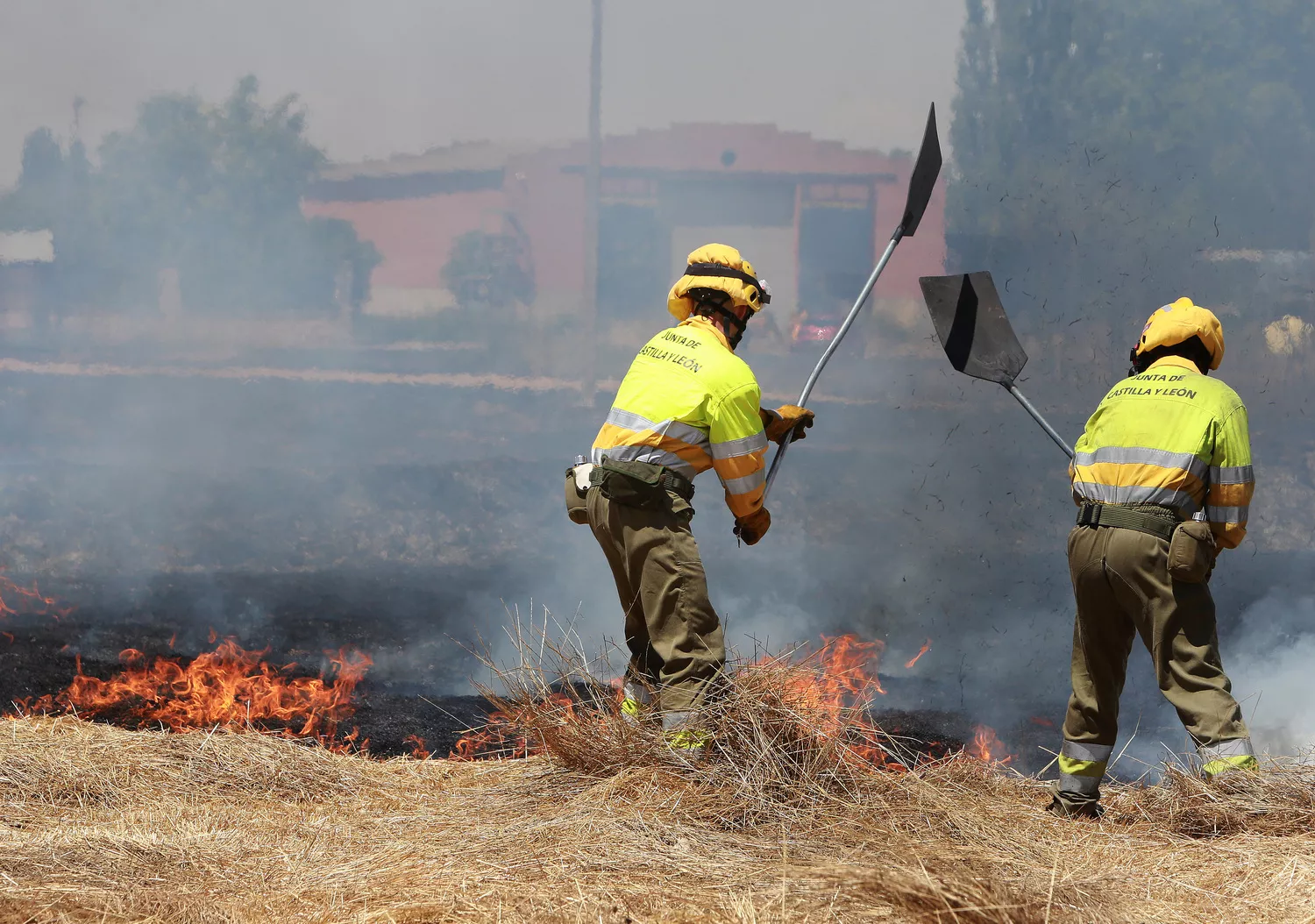  Incendio en unas tierras de cultivo en Palencia