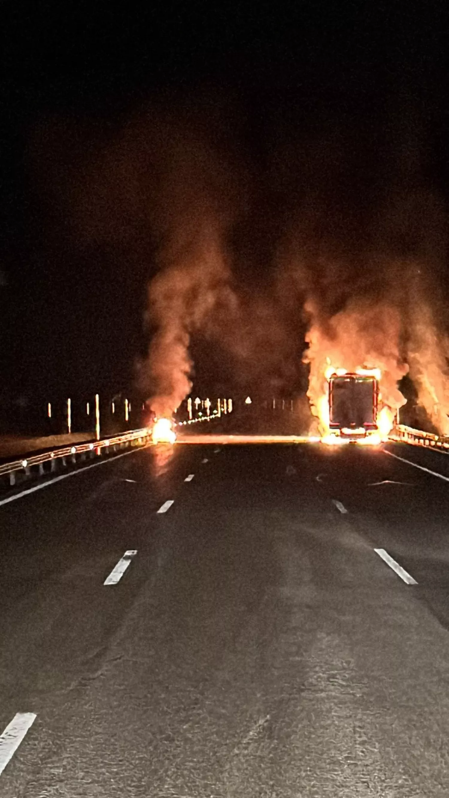 Incendio de un camión trailer a la altura del Manzanal