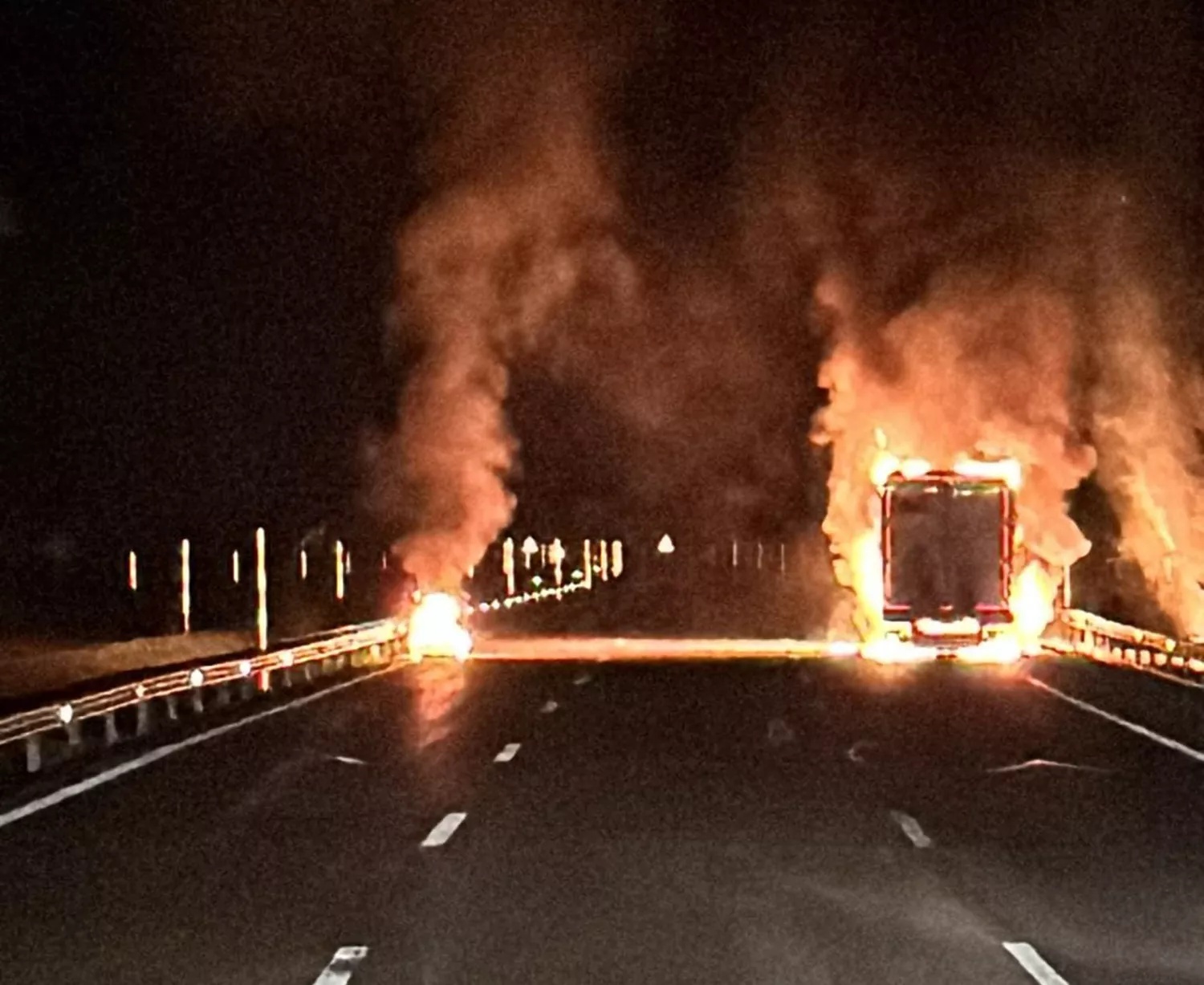 Incendio de un camión tráiler a la altura del Manzanal | Foto: Cedida a InfoBierzo