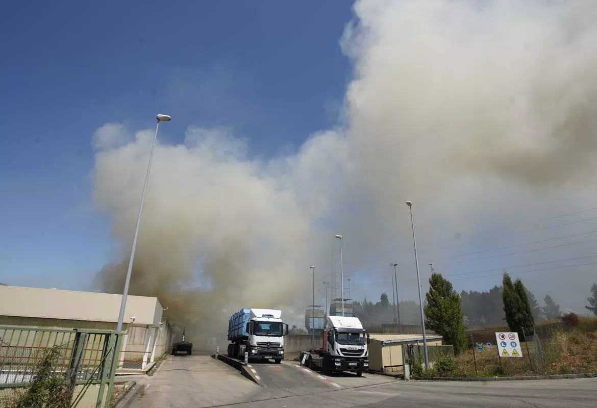 Incendio en el Centro de Reciclaje del polígono de La Llanada en Ponferrada