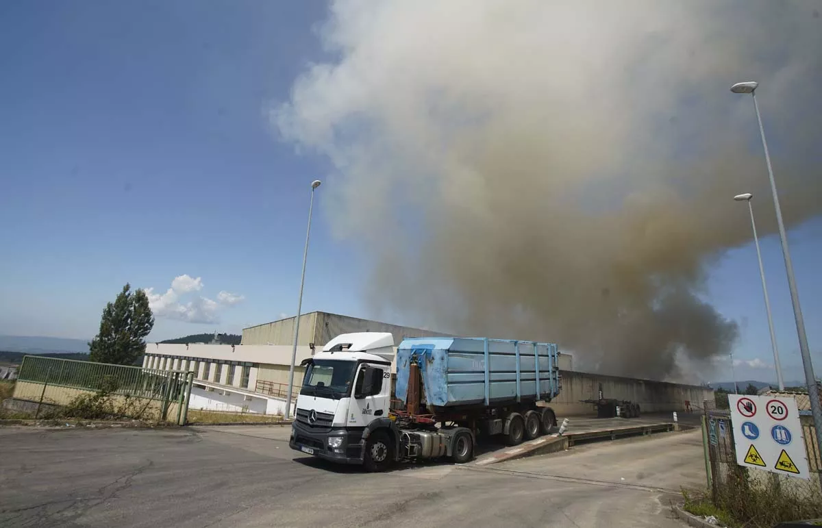 Incendio en el Centro de Reciclaje del polígono de La Llanada en Ponferrada