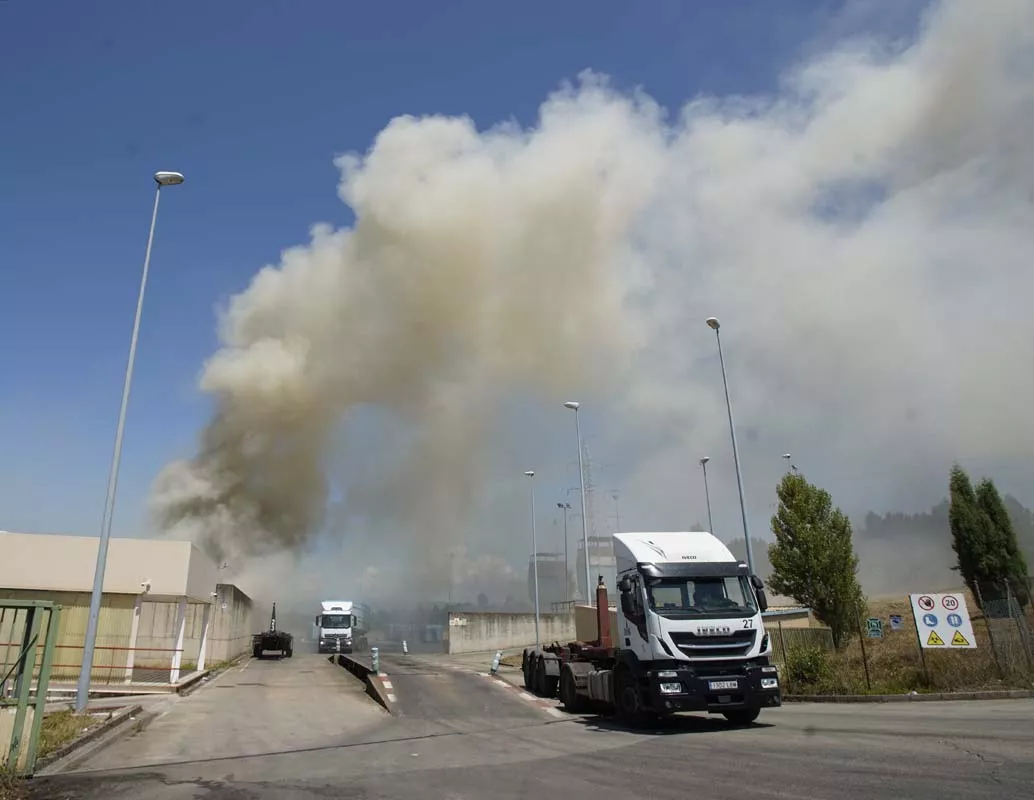 Incendio en el Centro de Reciclaje del polígono de La Llanada en Ponferrada