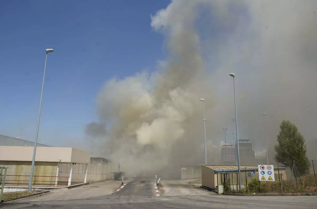 Incendio en el Centro de Reciclaje del polígono de La Llanada en Ponferrada