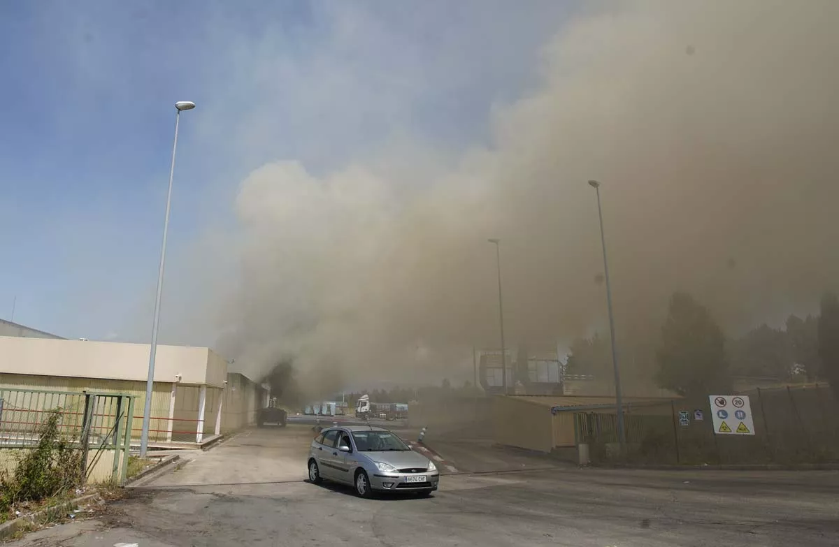 Incendio en el Centro de Reciclaje del polígono de La Llanada en Ponferrada