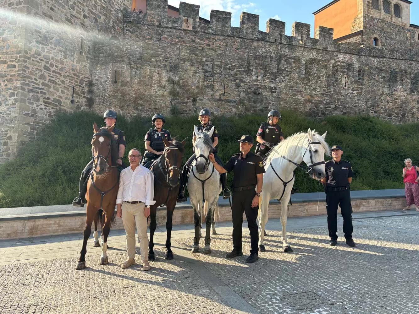 El concejal de Seguridad Carlos Cortina junto a la unidad de caballería en Ponferrada (1)