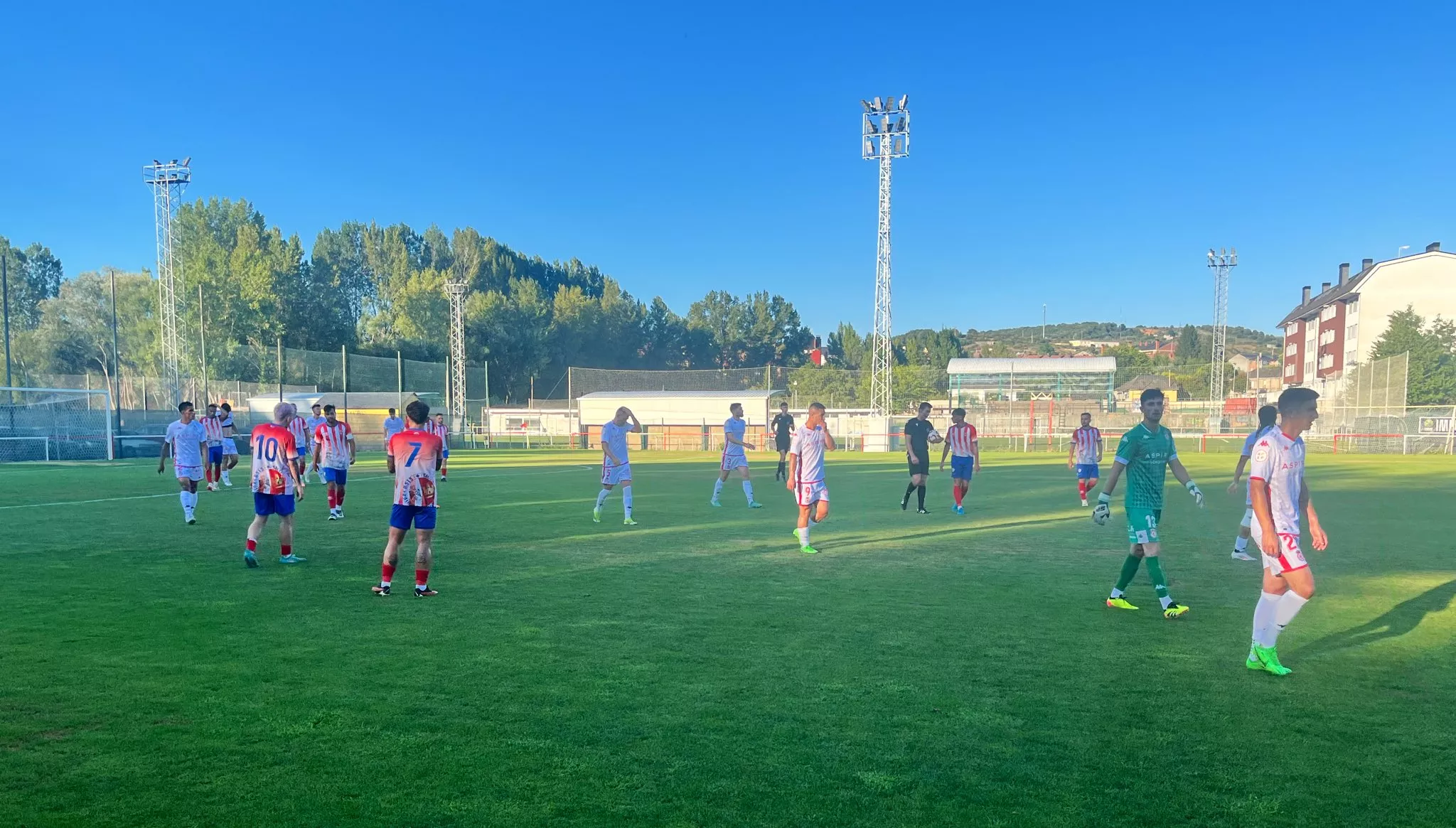 Imagen del partido entre el Atlético Bembibre y la Cultural | En peligro el inicio de la competición para el Atlético Bembibre