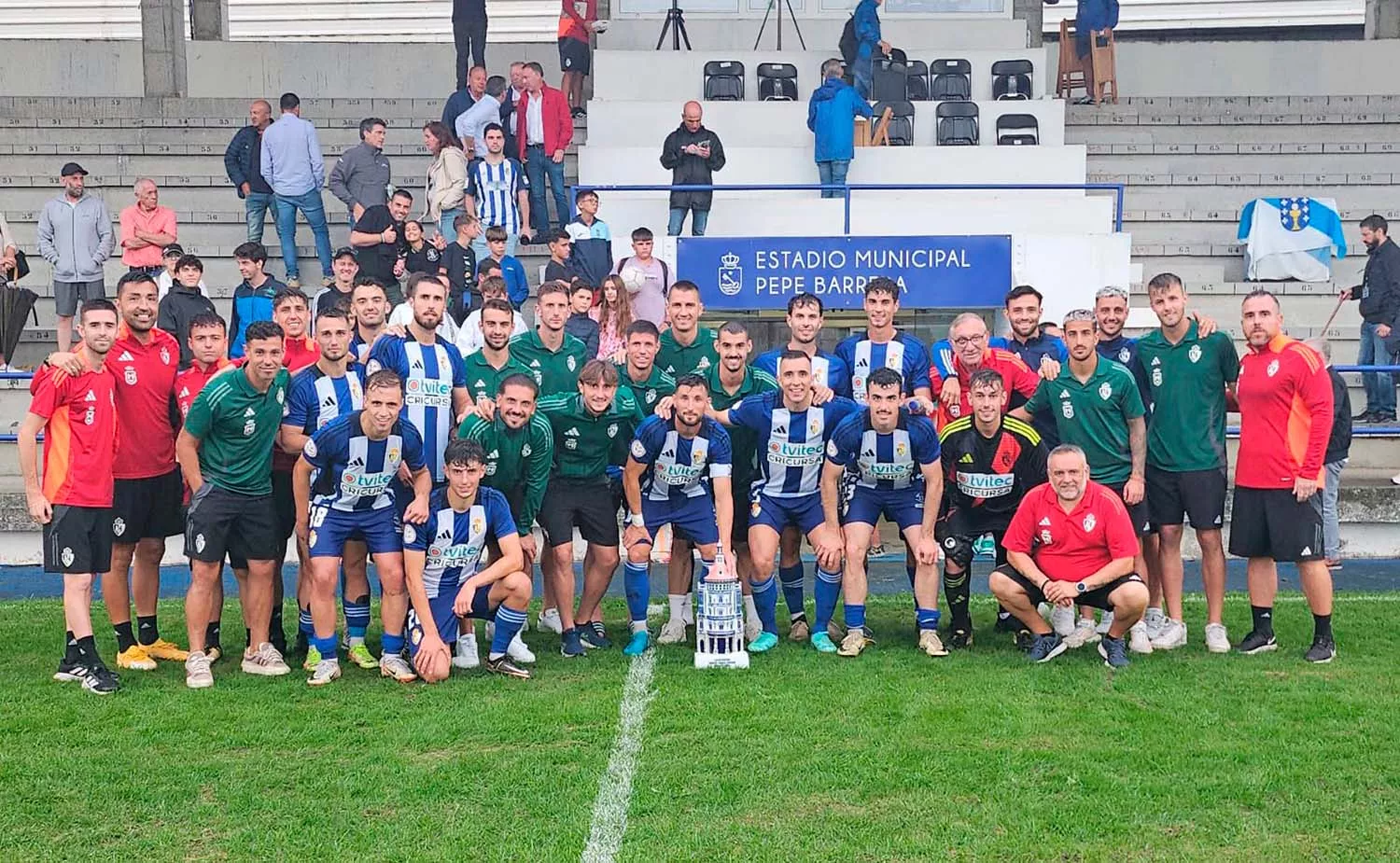 La SD Ponferradina campeón recogió el LXXIII Trofeo Emma Cuervo