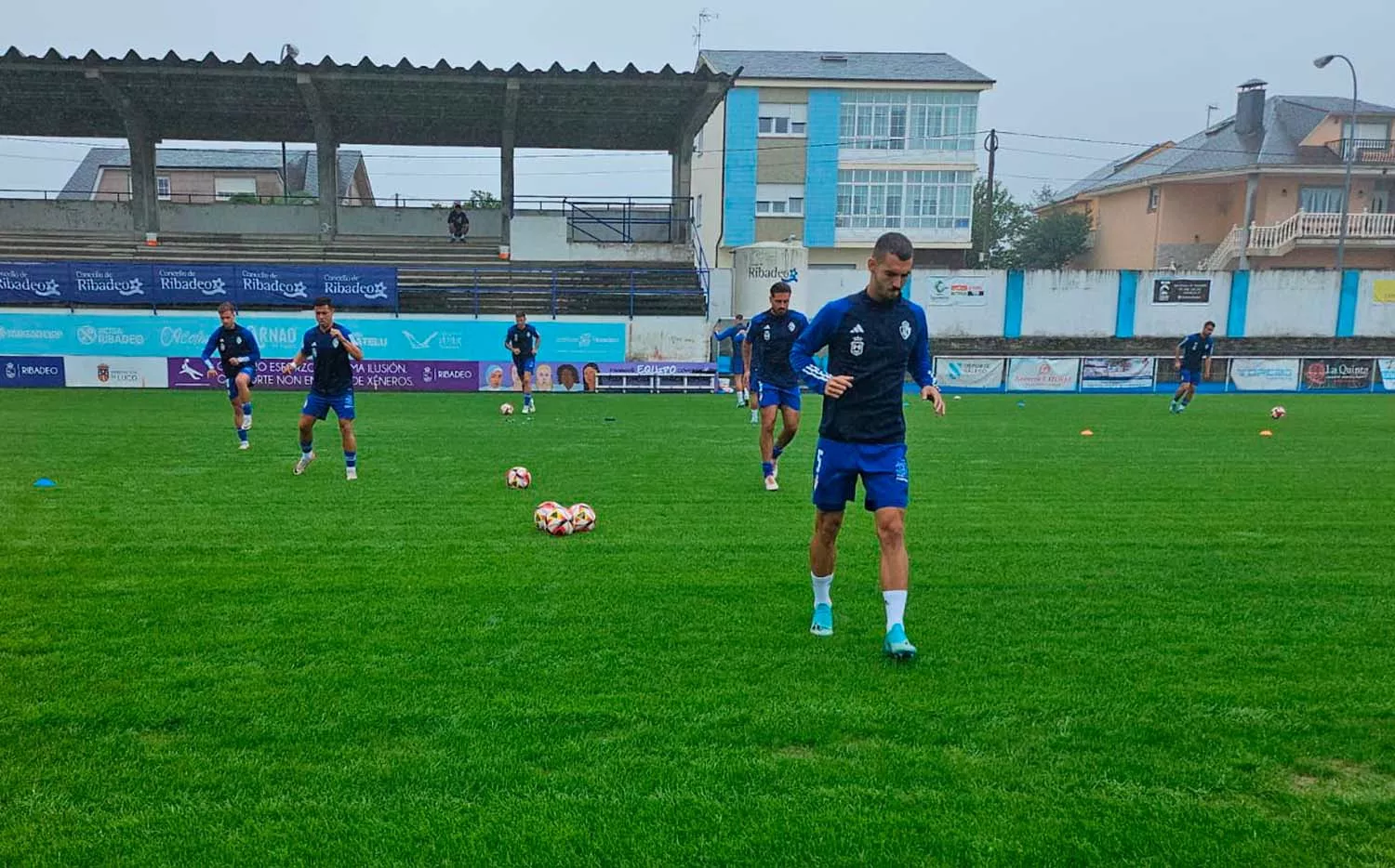 Calentamiento del amistoso entra la SD Ponferradina y el CD Arenteiro