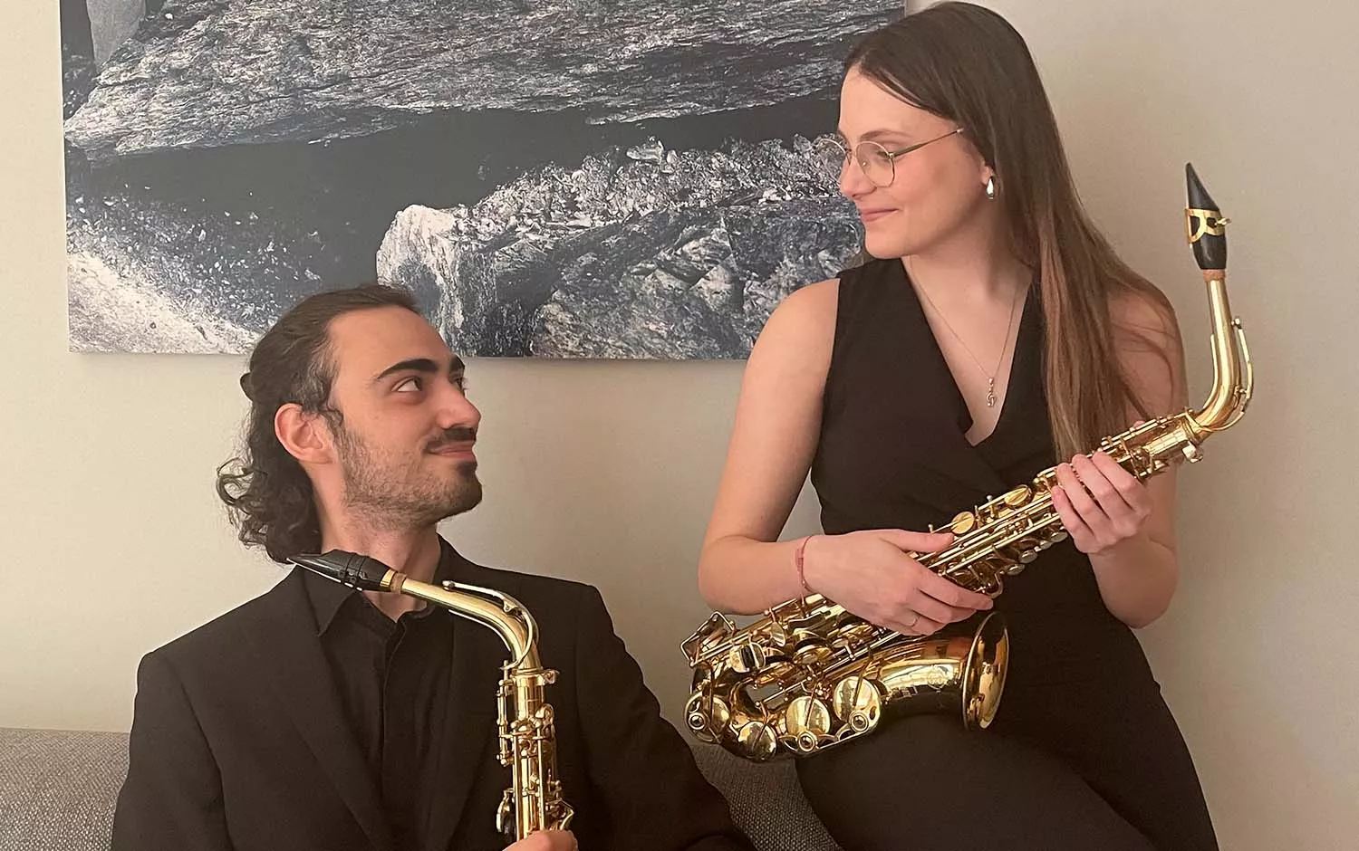 El Dúo Kairós, formado por los jóvenes saxofonistas Rodrigo Cuesta Miguel y Rosa Cánovas Pallarés, cerrará el festival Corteza de encina el próximo martes, 13 de agosto