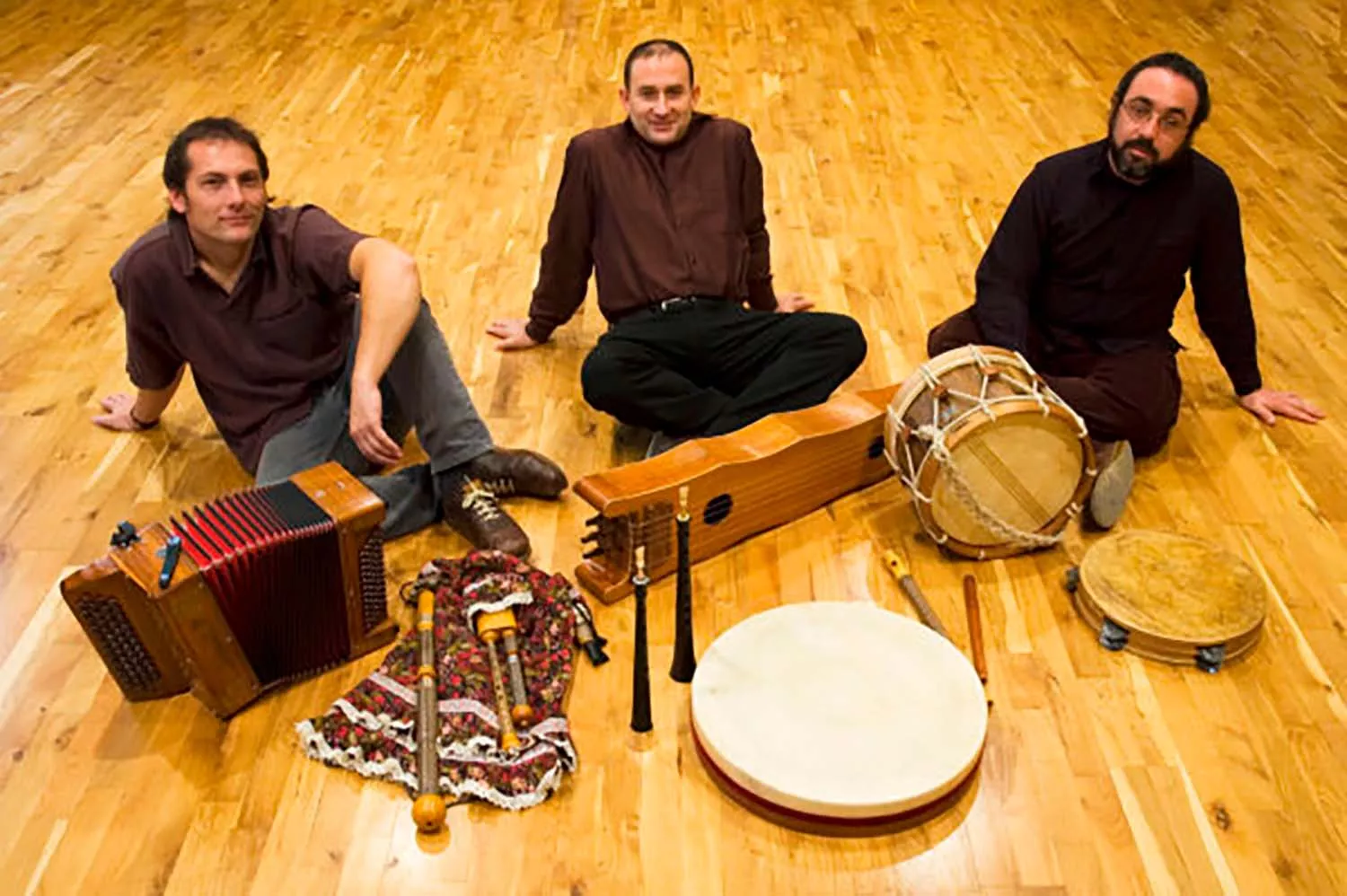 DBA presenta Percupasión. Músicas en familia en la instalación ponferradina. En este espectáculo sonarán instrumentos de tradición popular aragonesa