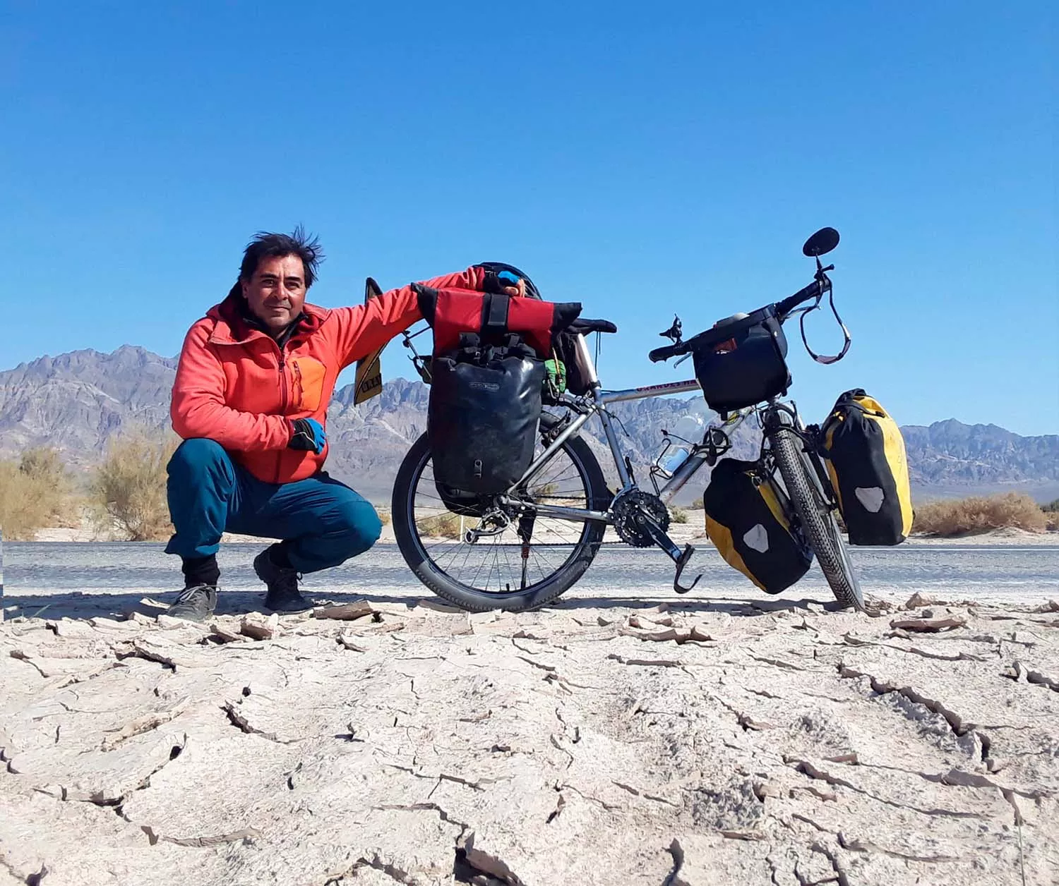 Néstor Yuguero, cicloviajero solidario nacido en Uruguay y residente en España desde hace 25 años, ocho de ellos en El Bierzo, presenta su libro "Postales de una Vuelta al Mundo en Bicicleta"