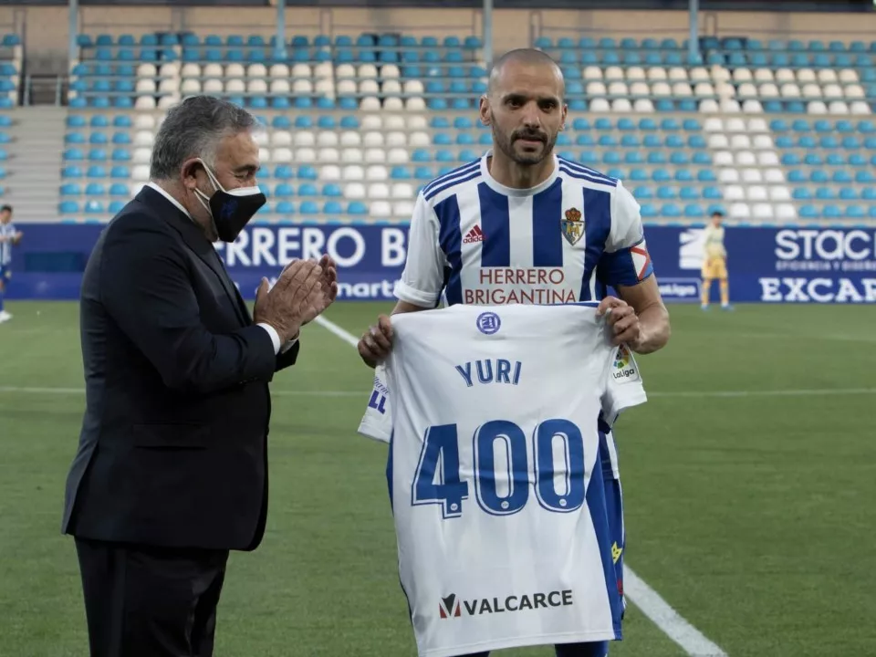 Camiseta homenaje a Yuri por sus 400 partidos con la Ponferradina