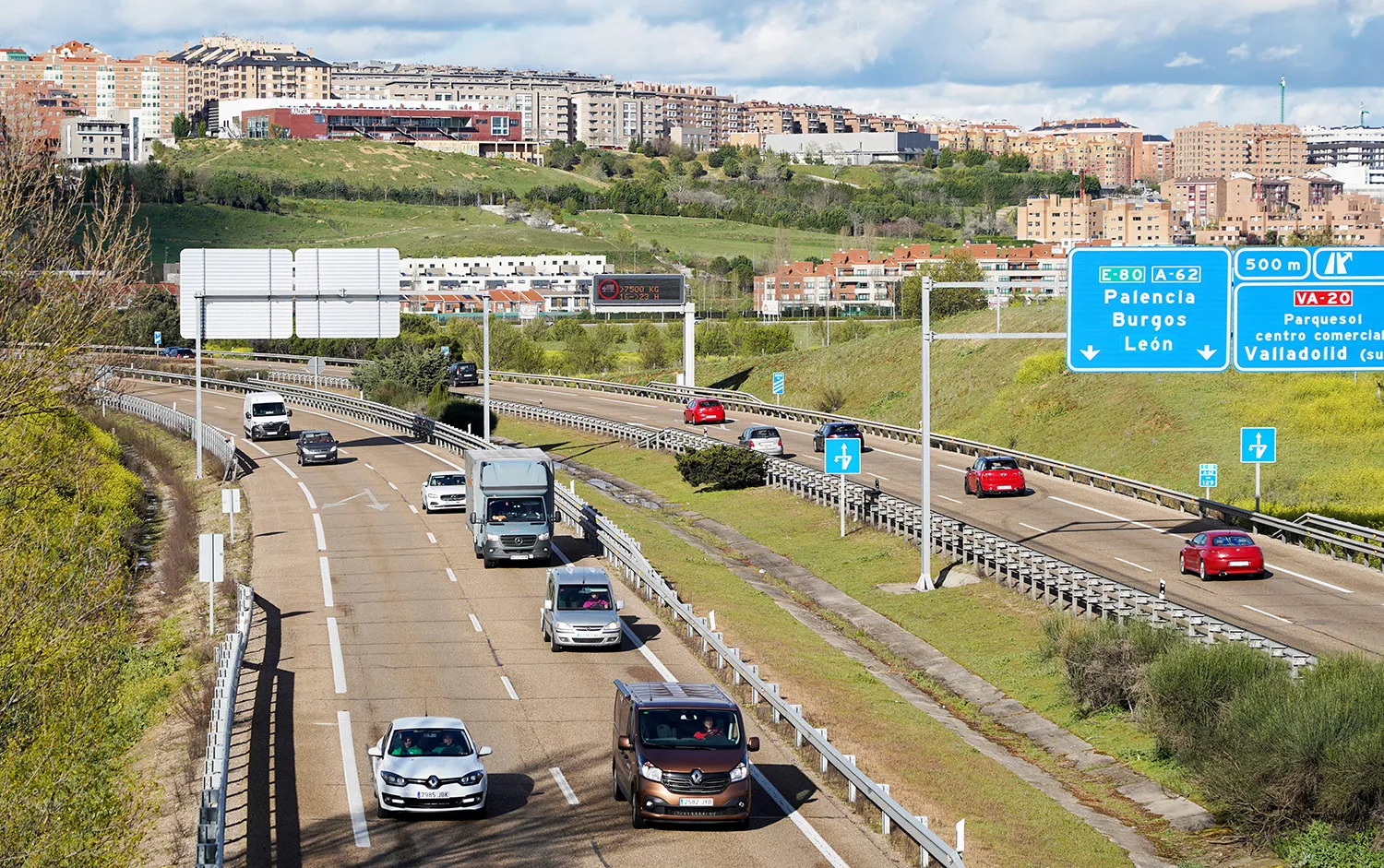 Tráfico prevé casi un millón de desplazamientos por carreteras de Castilla y León hasta el domingo y habilita un dispositivo especial