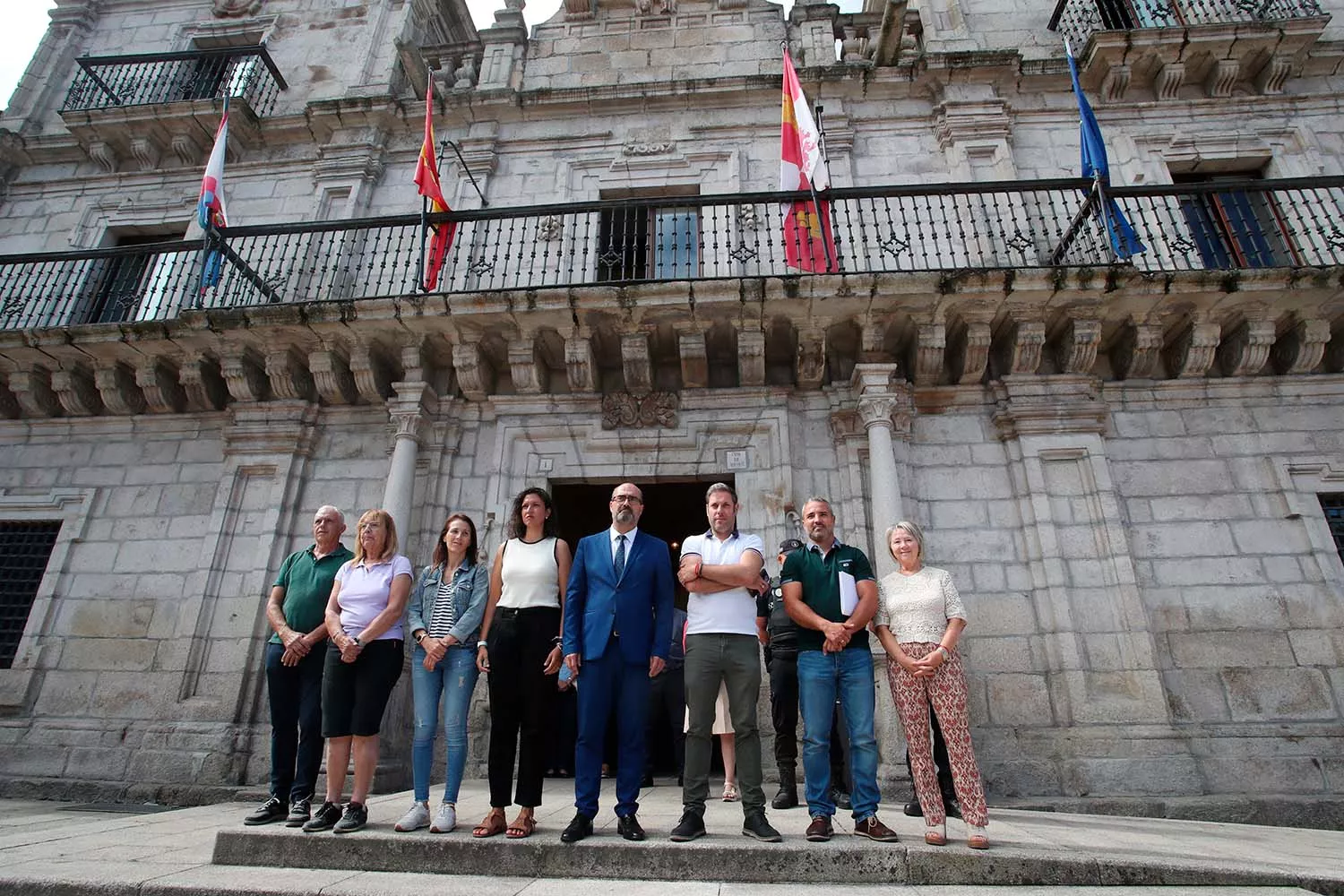 César Sánchez / ICAL . Minuto.de silencio en el Ayuntamiento de Ponferrada por el último asesinato machista ocurrido en Valladolid