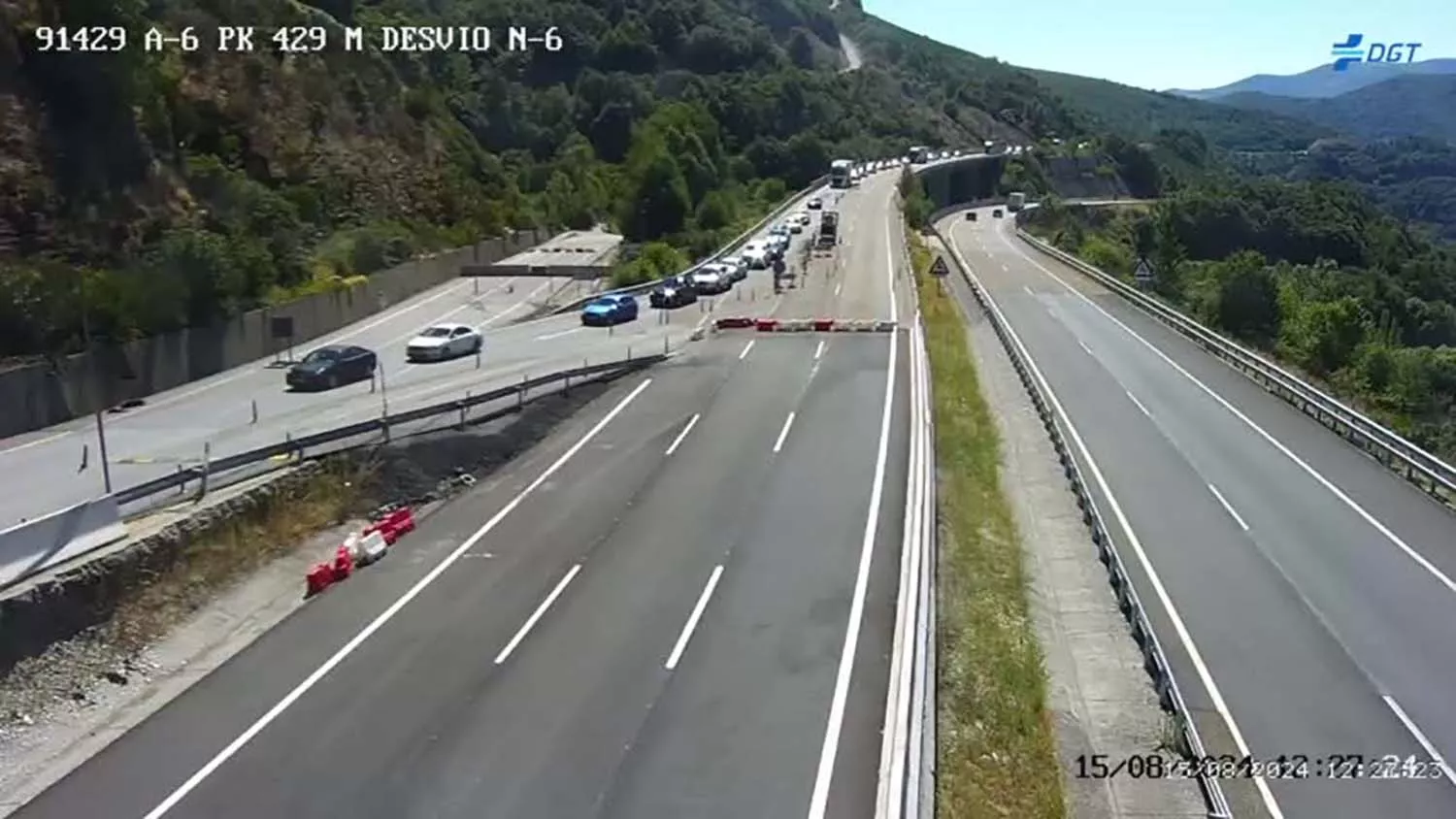 Retenciones en la A 6 en el desvío de Piedrafita.