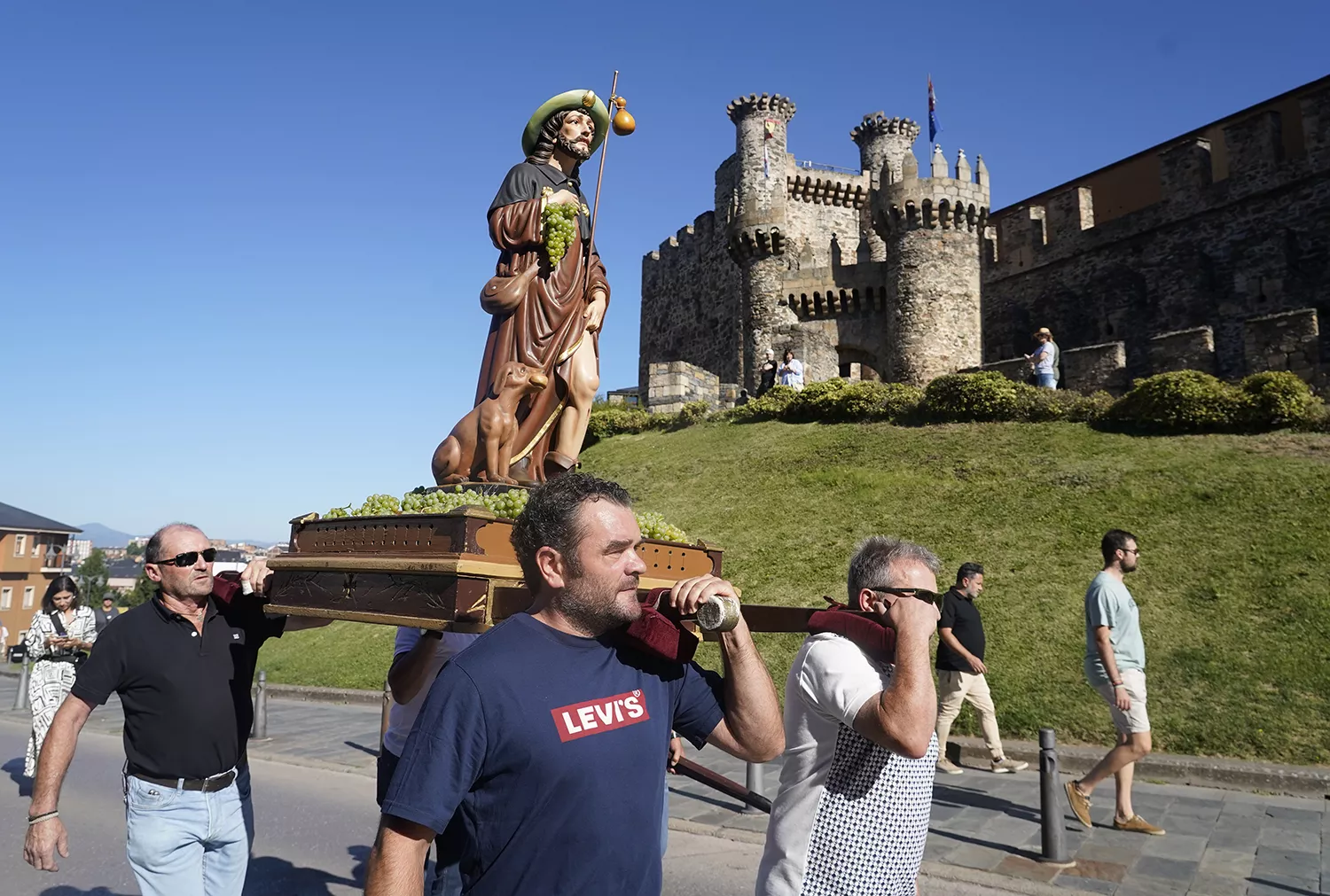 Ponferrada renueva su 'Voto de Villa' con San Roque y reparte 250 kilos de las primeras uvas de la temporada