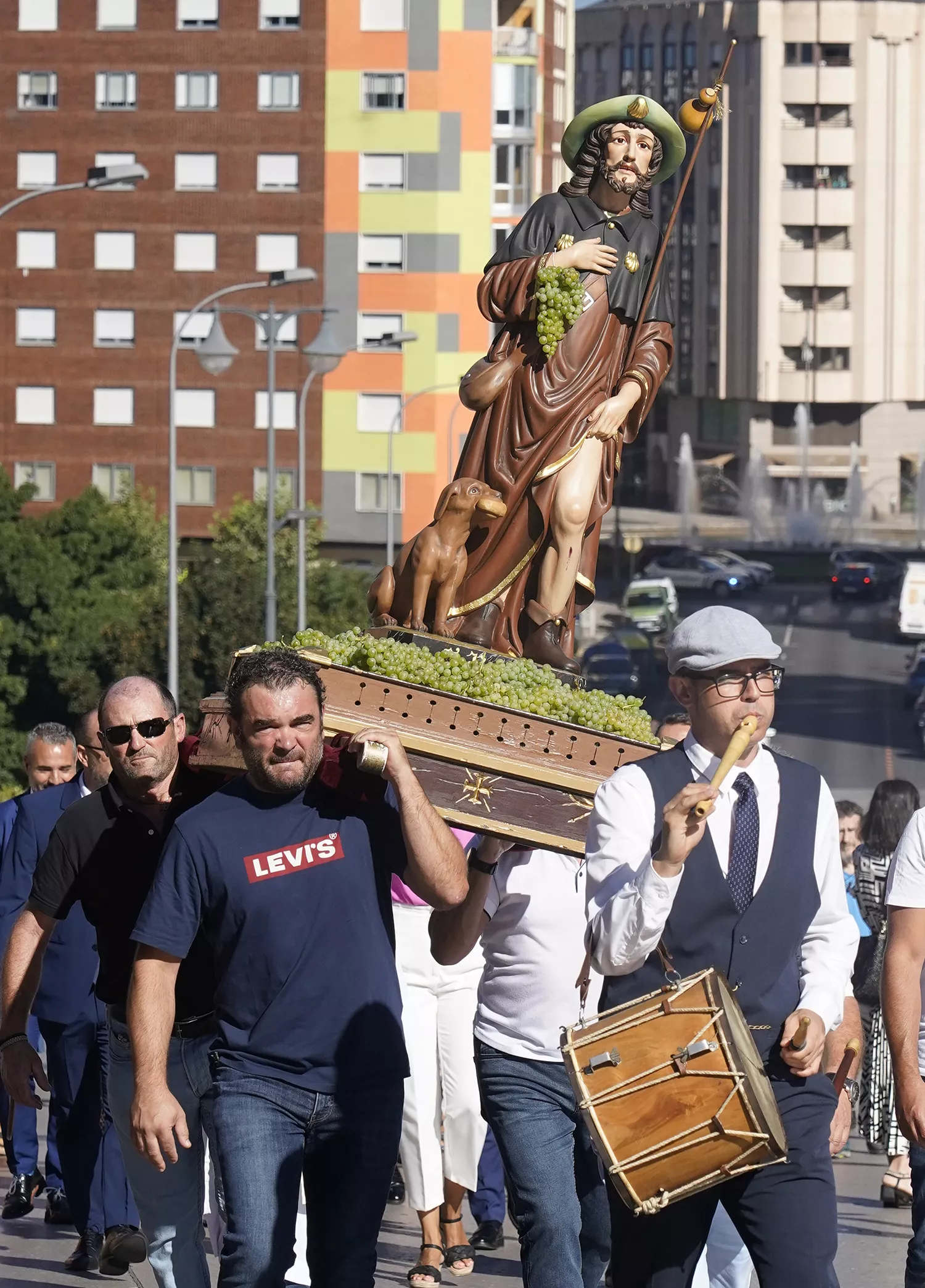 Ponferrada renueva su 'Voto de Villa' con San Roque y reparte 250 kilos de las primeras uvas de la temporada