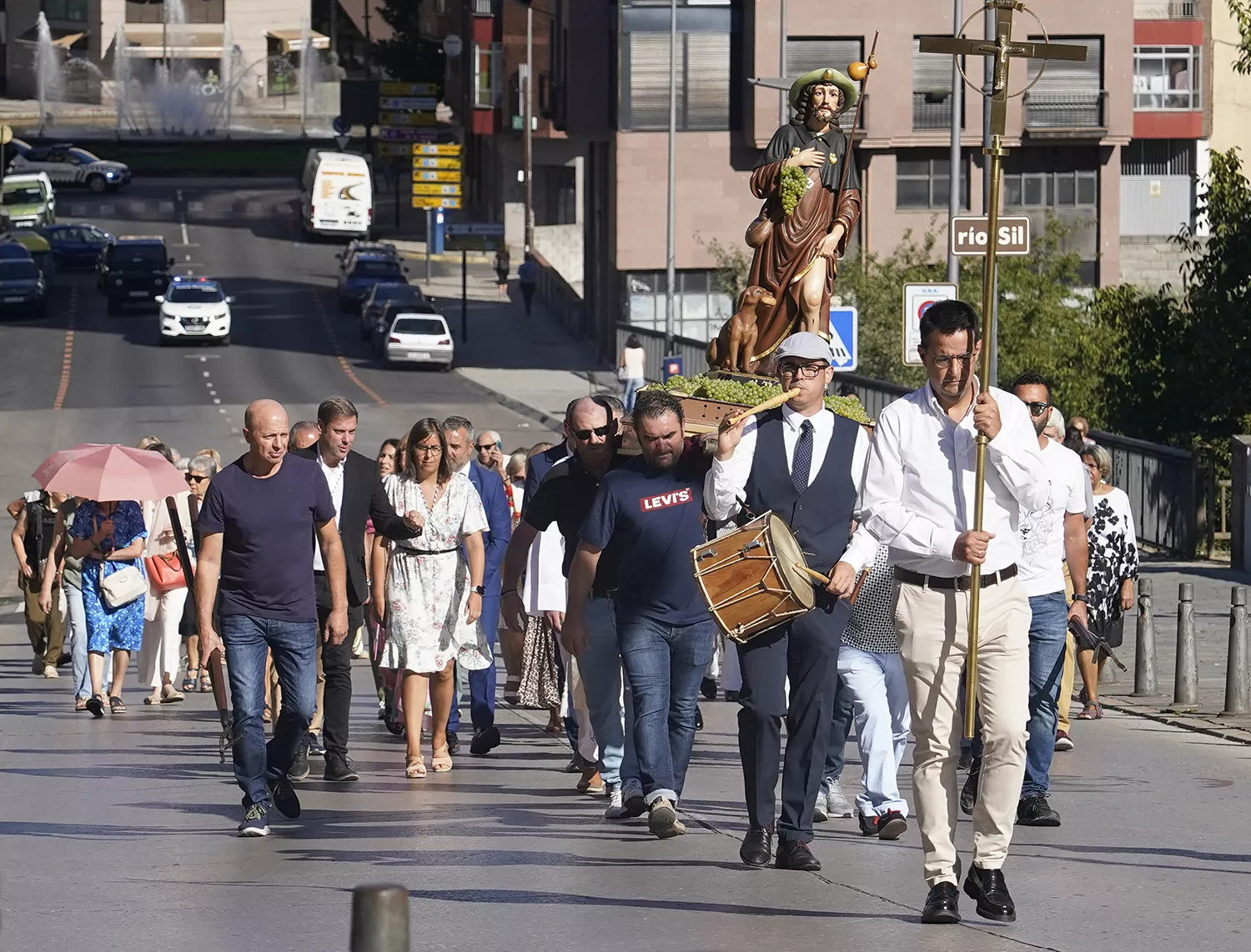 Ponferrada renueva su 'Voto de Villa' con San Roque y reparte 250 kilos de las primeras uvas de la temporada