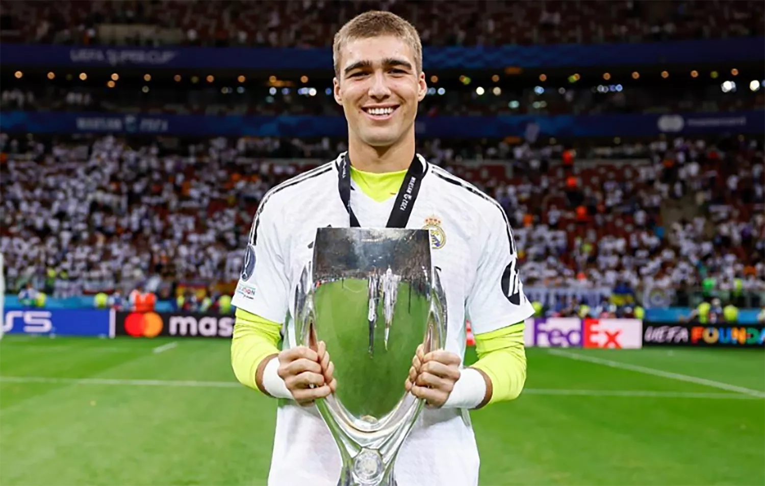 El portero leonés Fran González, campeón de la Supercopa de Europa con el Real Madrid