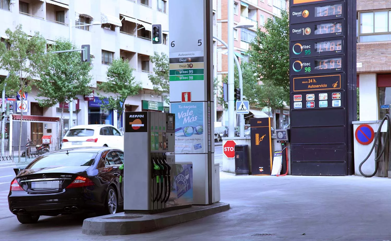 Un hombre reposta gasolina en una estación de servicio