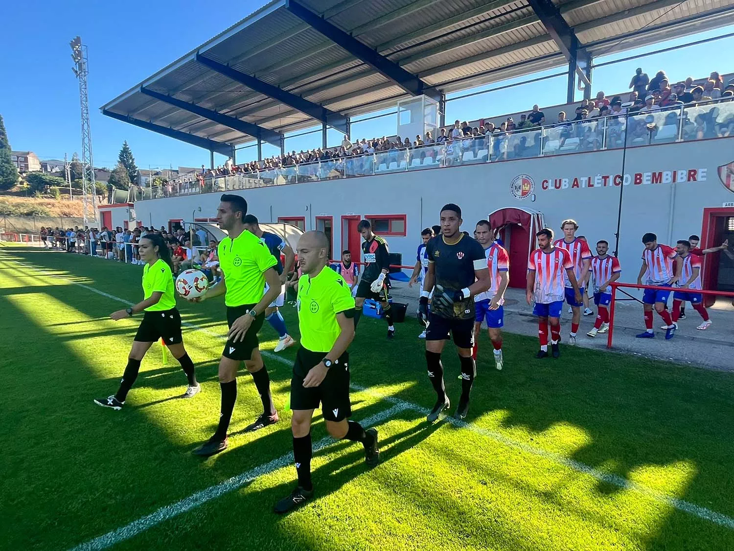 La Ponferradina y el Atlético Bembibre saliendo al terreno de juego