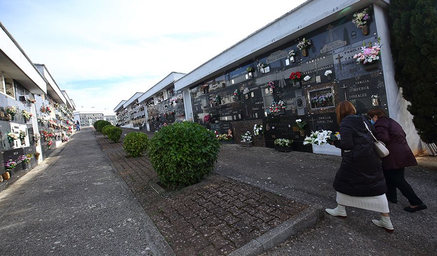 Día de Todos los Santos en el cementerio municipal de Ponferrada