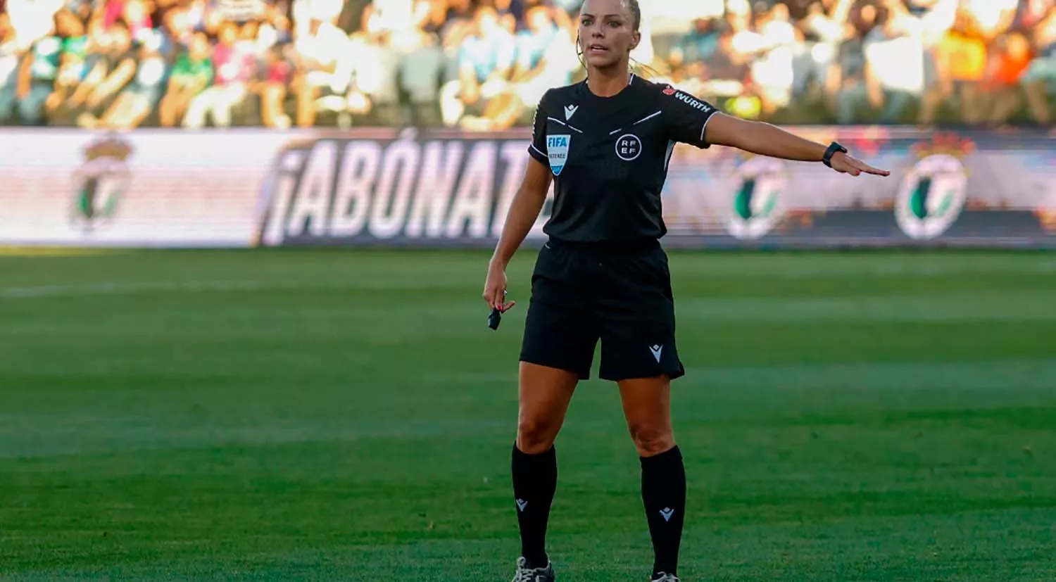 Marta Huerta de Aza hace historia en el fútbol masculino