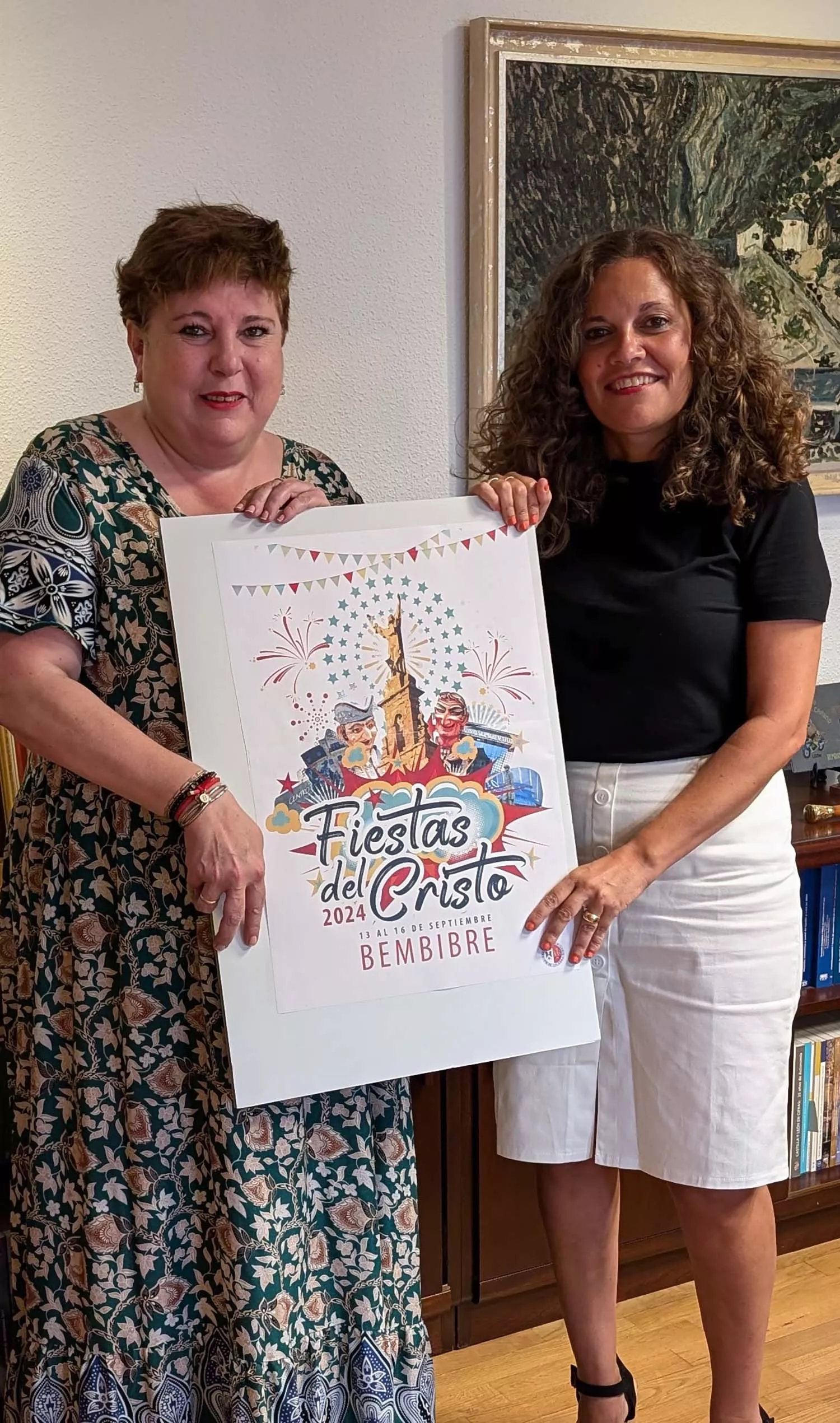 La concejala de Fiestas, Belén Martín, sujetando el cartel ganador junto a la alcaldesa, Silvia Cao