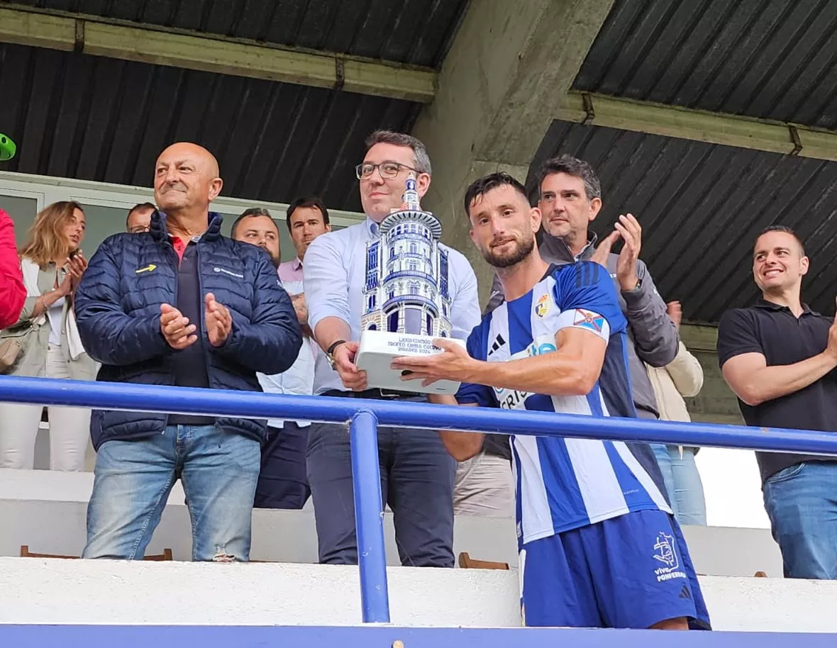 Imagen de Borja Valle recogiendo el trofeo Emma Cuervo