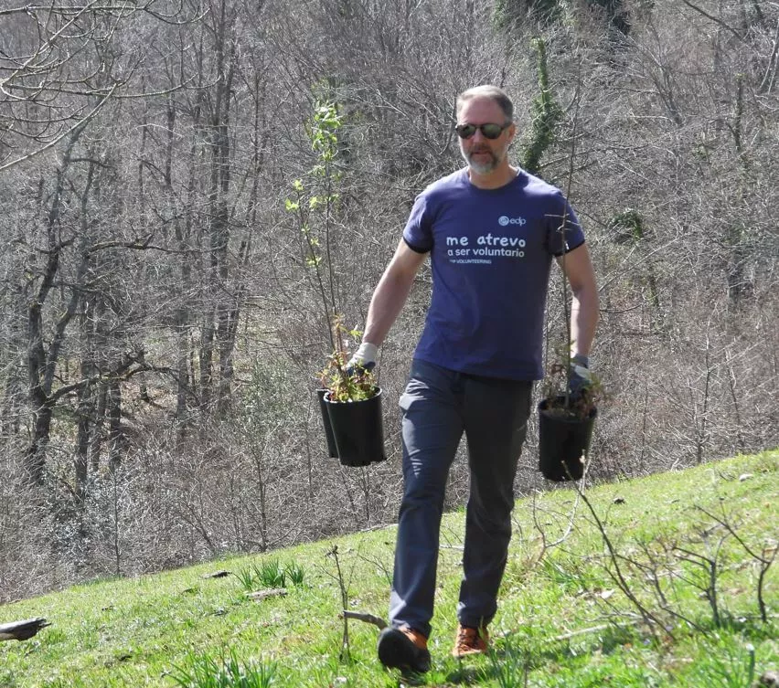 Un miembro de Fapas planta 'Árboles Gourmet'