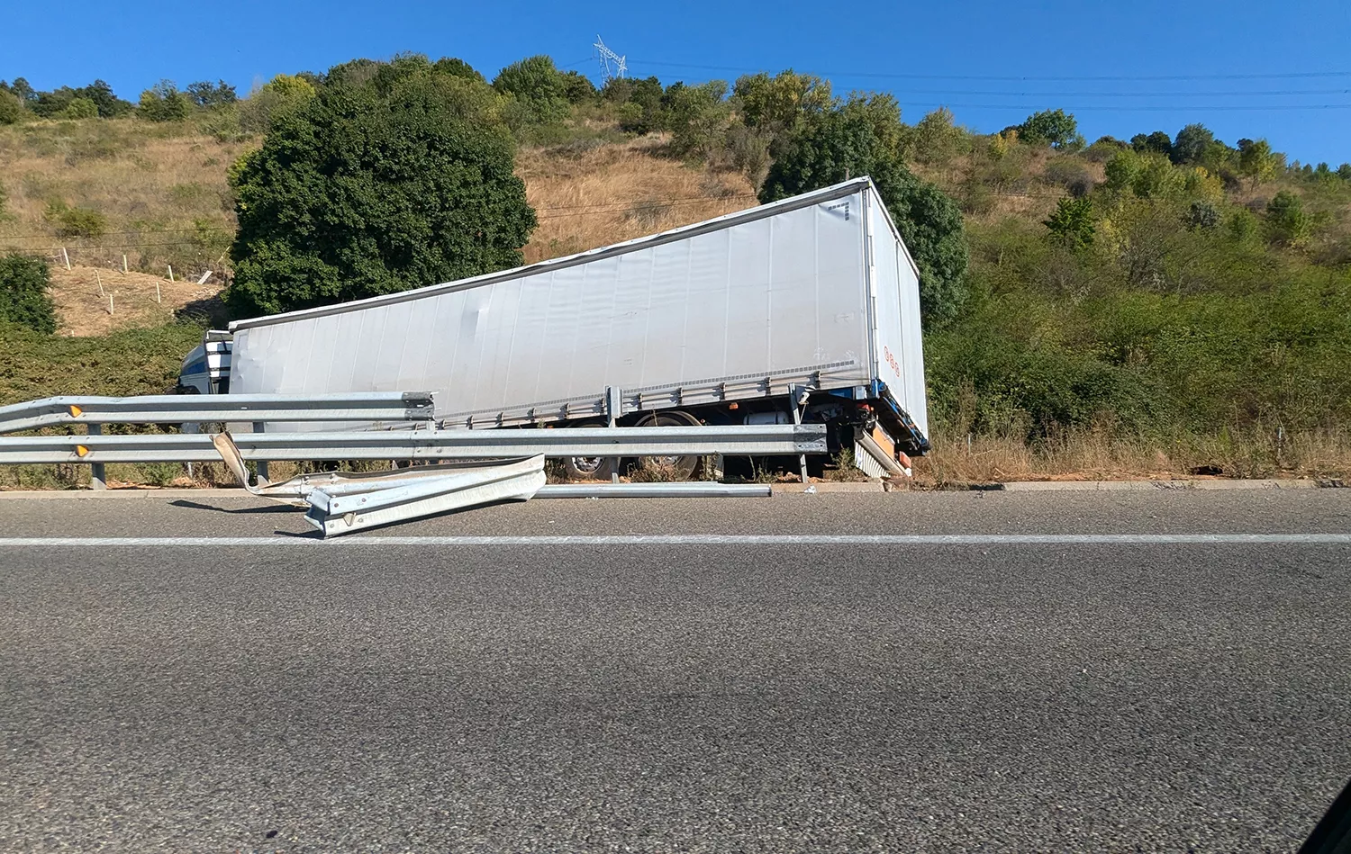 Salida de vía de un camión en la A6 