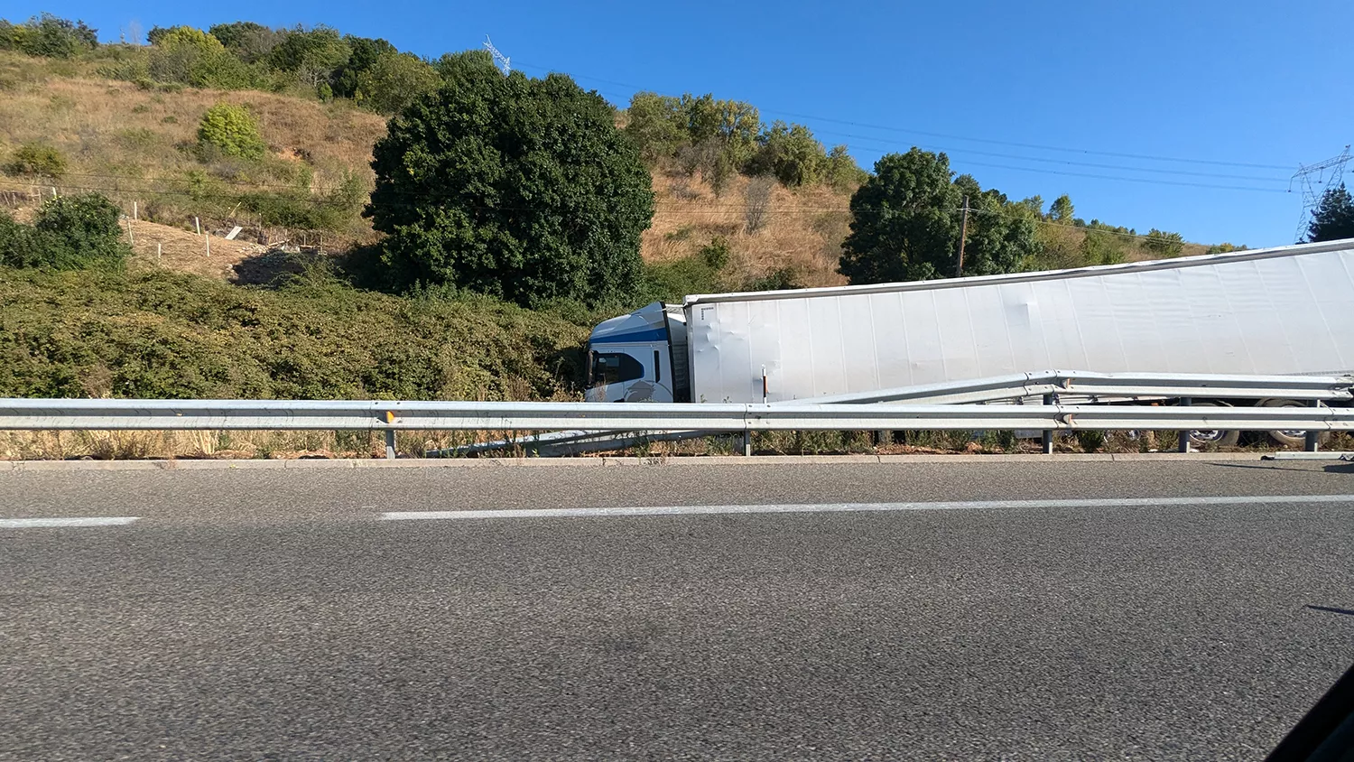 Salida de vía de un camión en la A6 