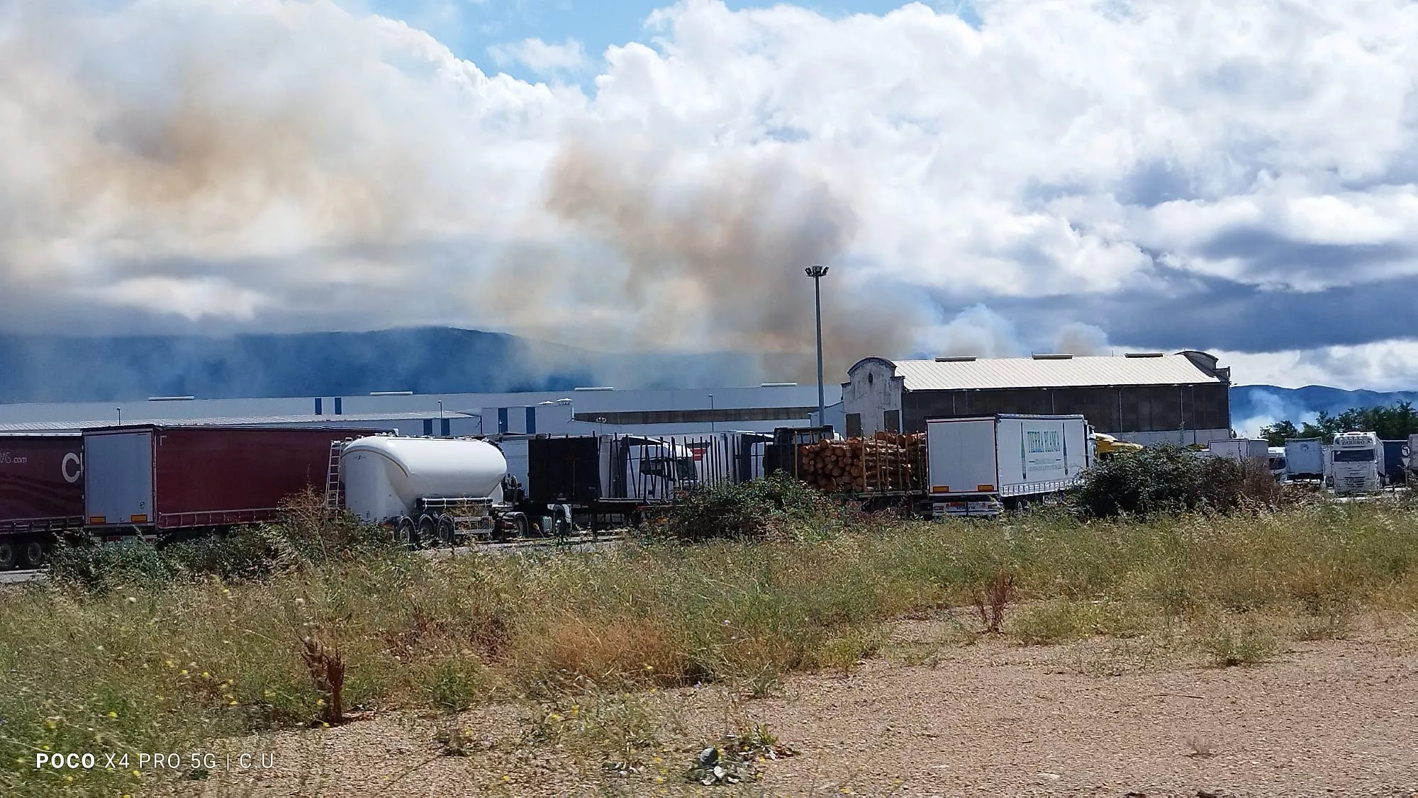 Los bomberos de Ponferrada acuden a sofocar un incendio en La Placa